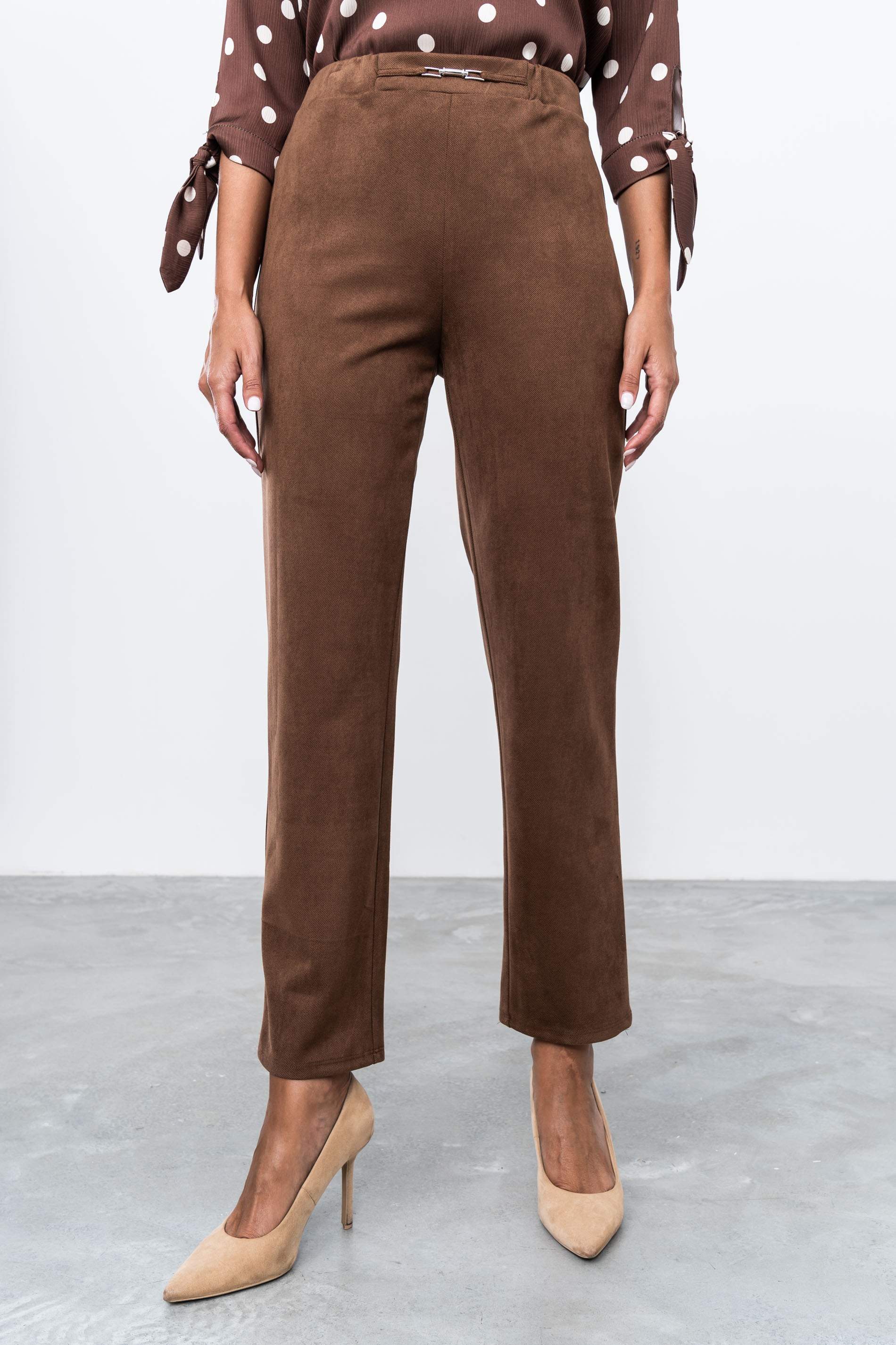 PANTALÓN DETALLE METAL CAMEL