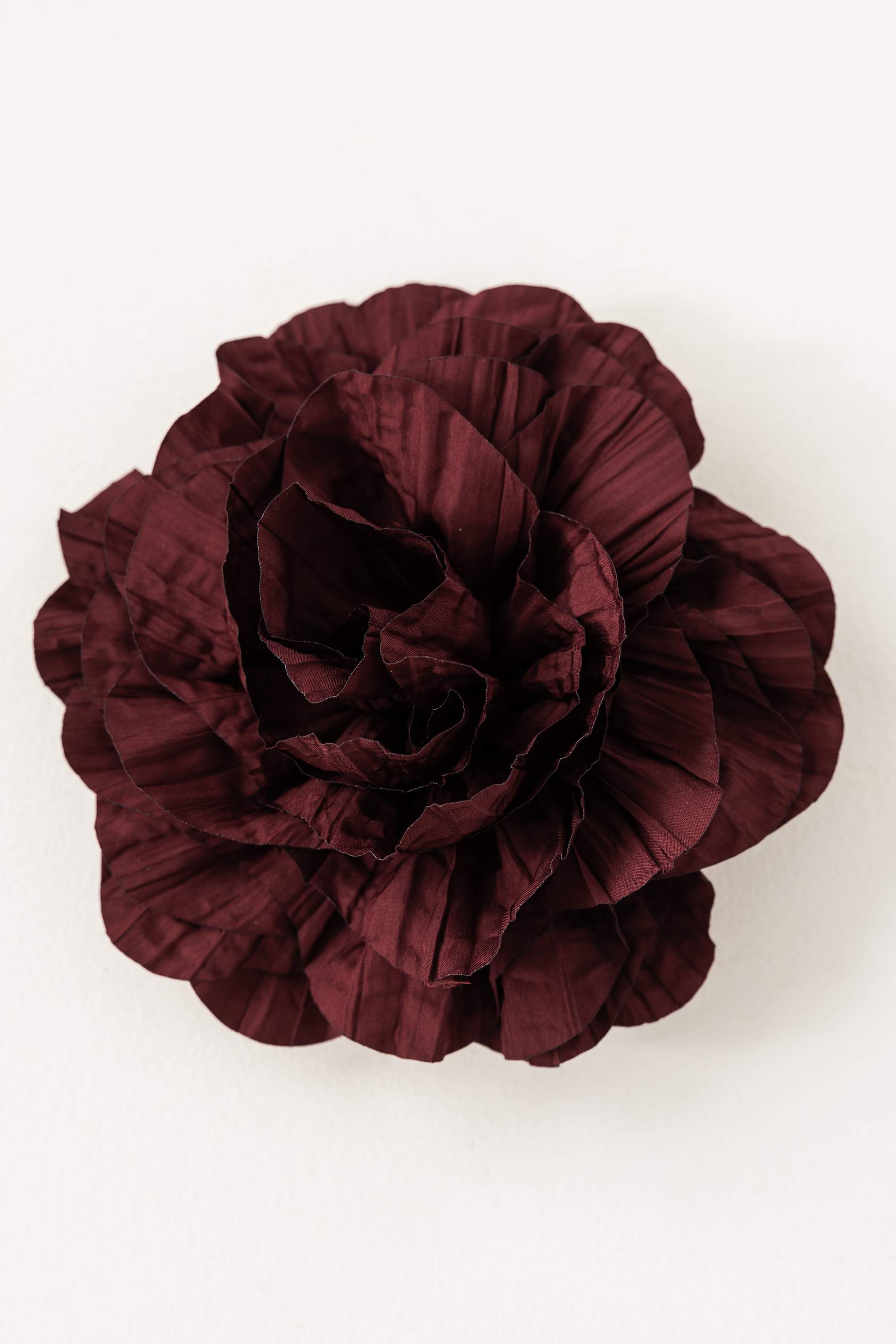 BROCHE FLOR PLISADA BURDEOS