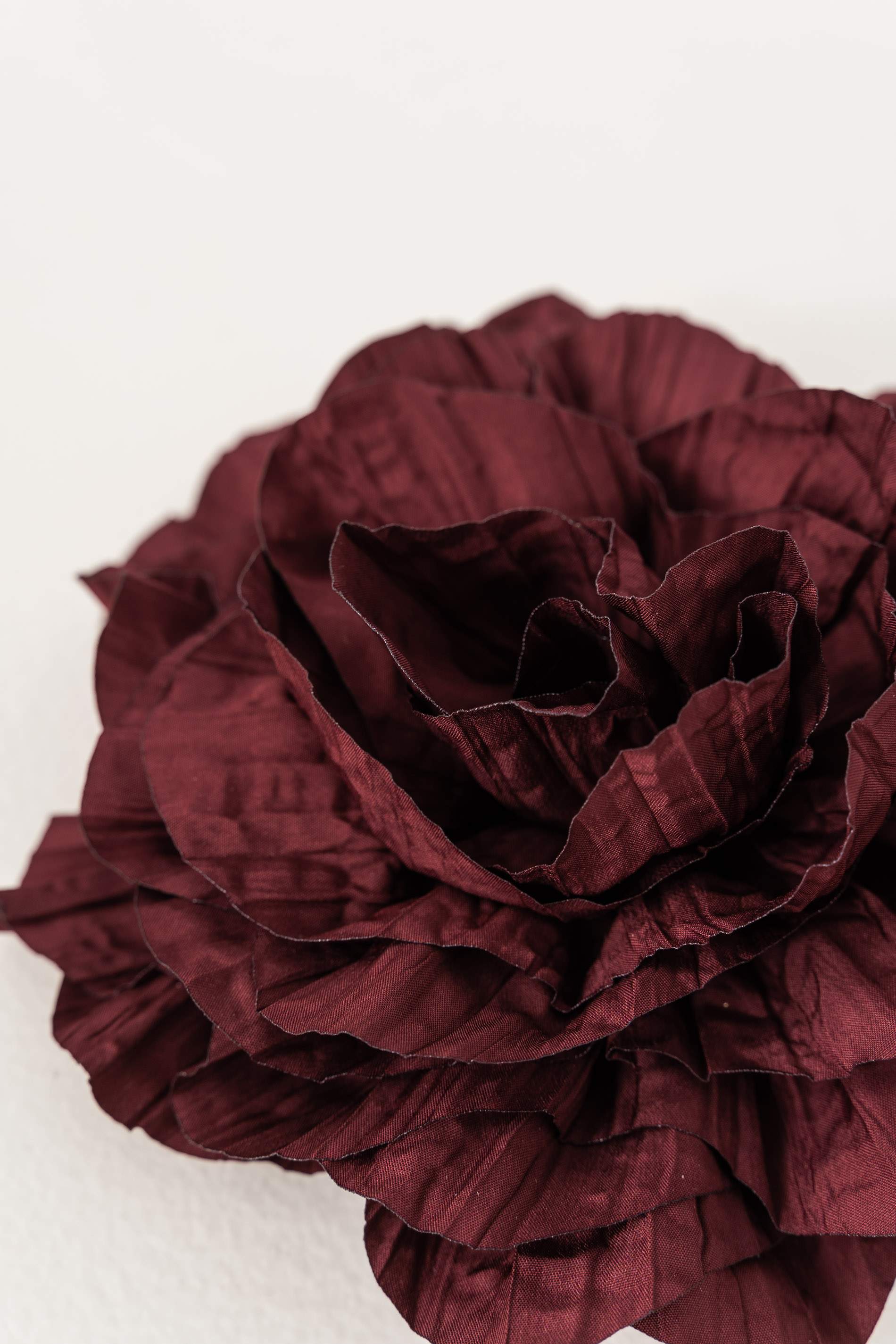 BROCHE FLOR PLISADA BURDEOS