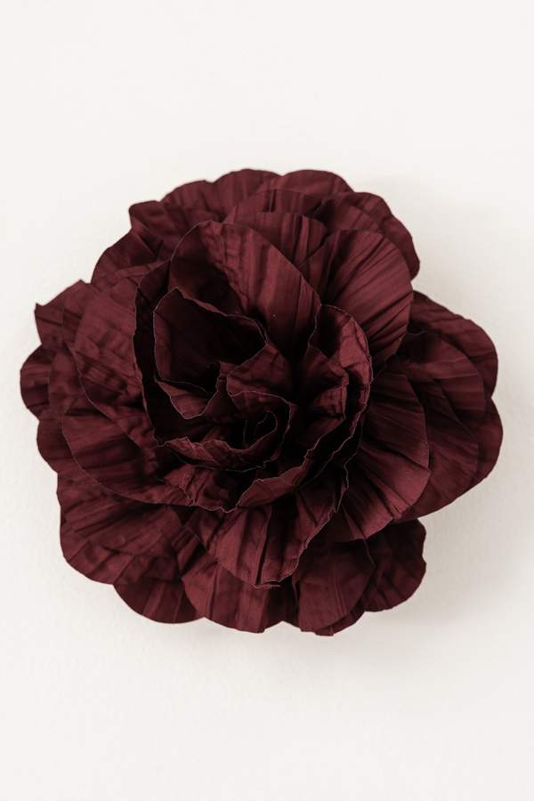 BROCHE FLOR PLISADA BURDEOS