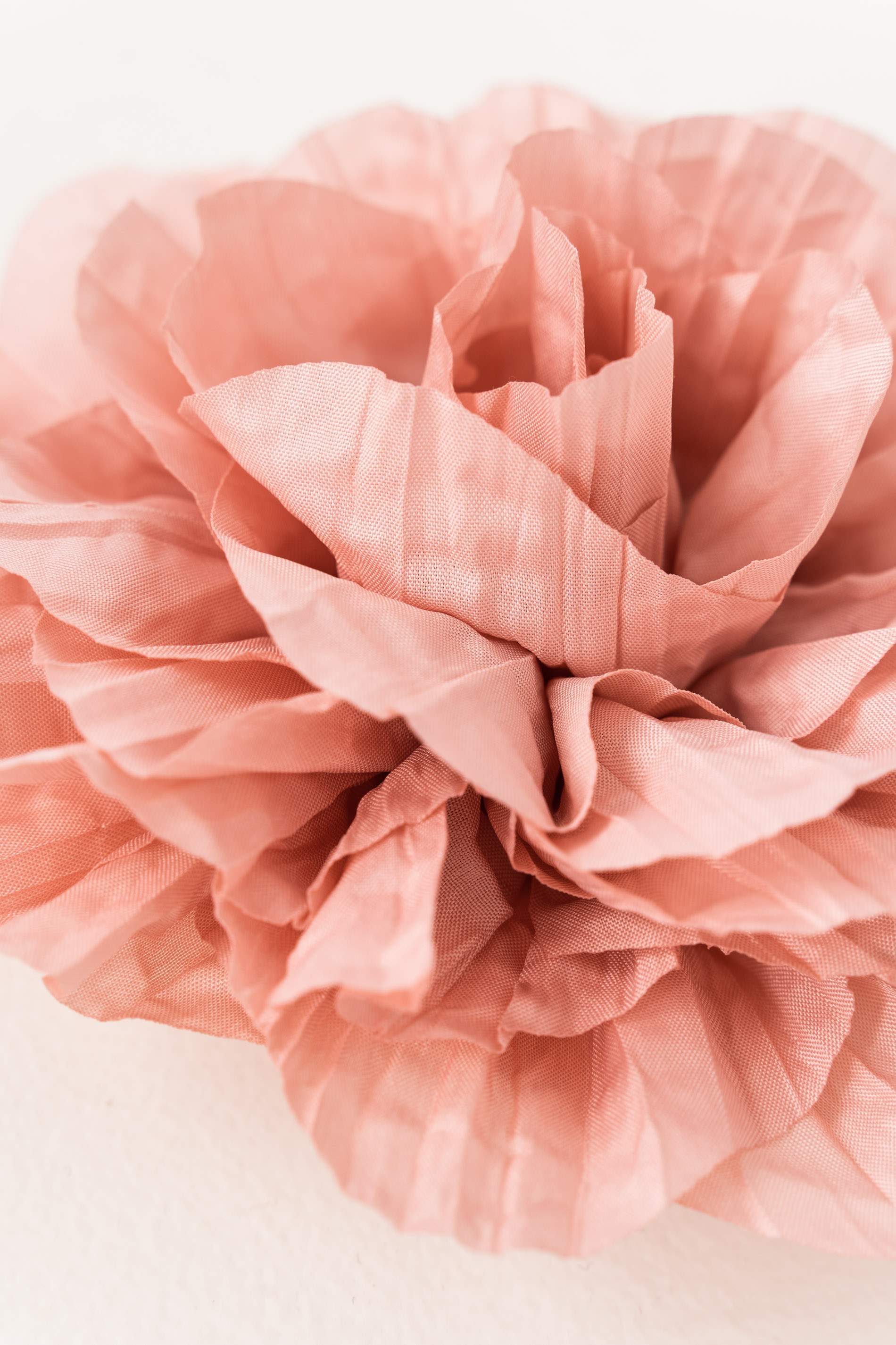 BROCHE FLOR PLISADA NUDE