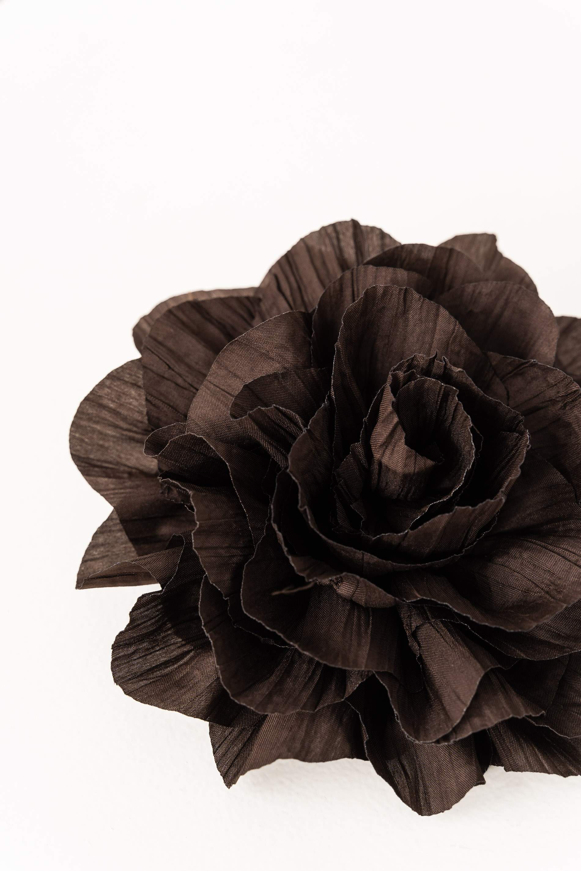 BROCHE FLOR PLISADA CHOCOLATE