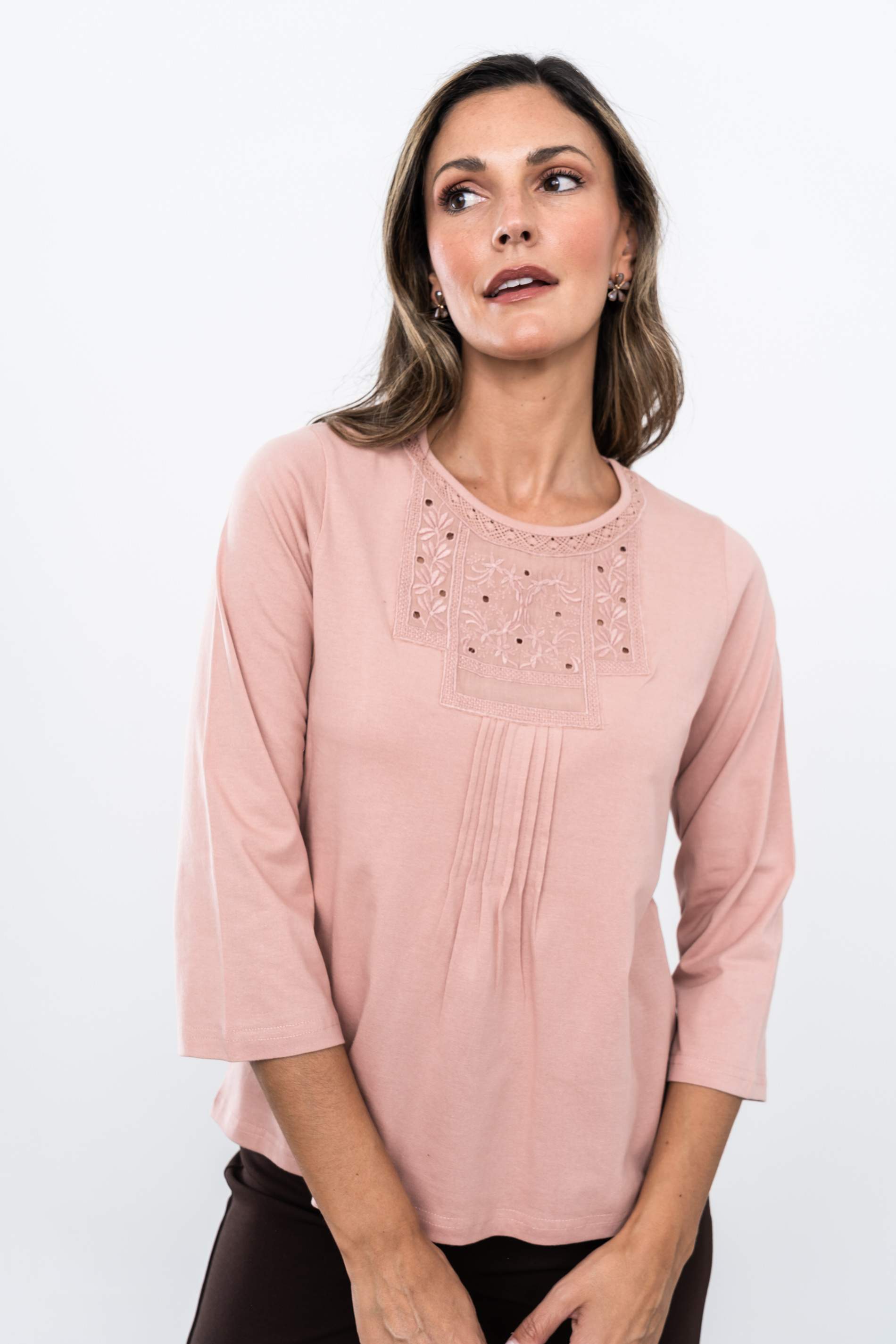 CAMISETA PECHERA BORDADA ROSA