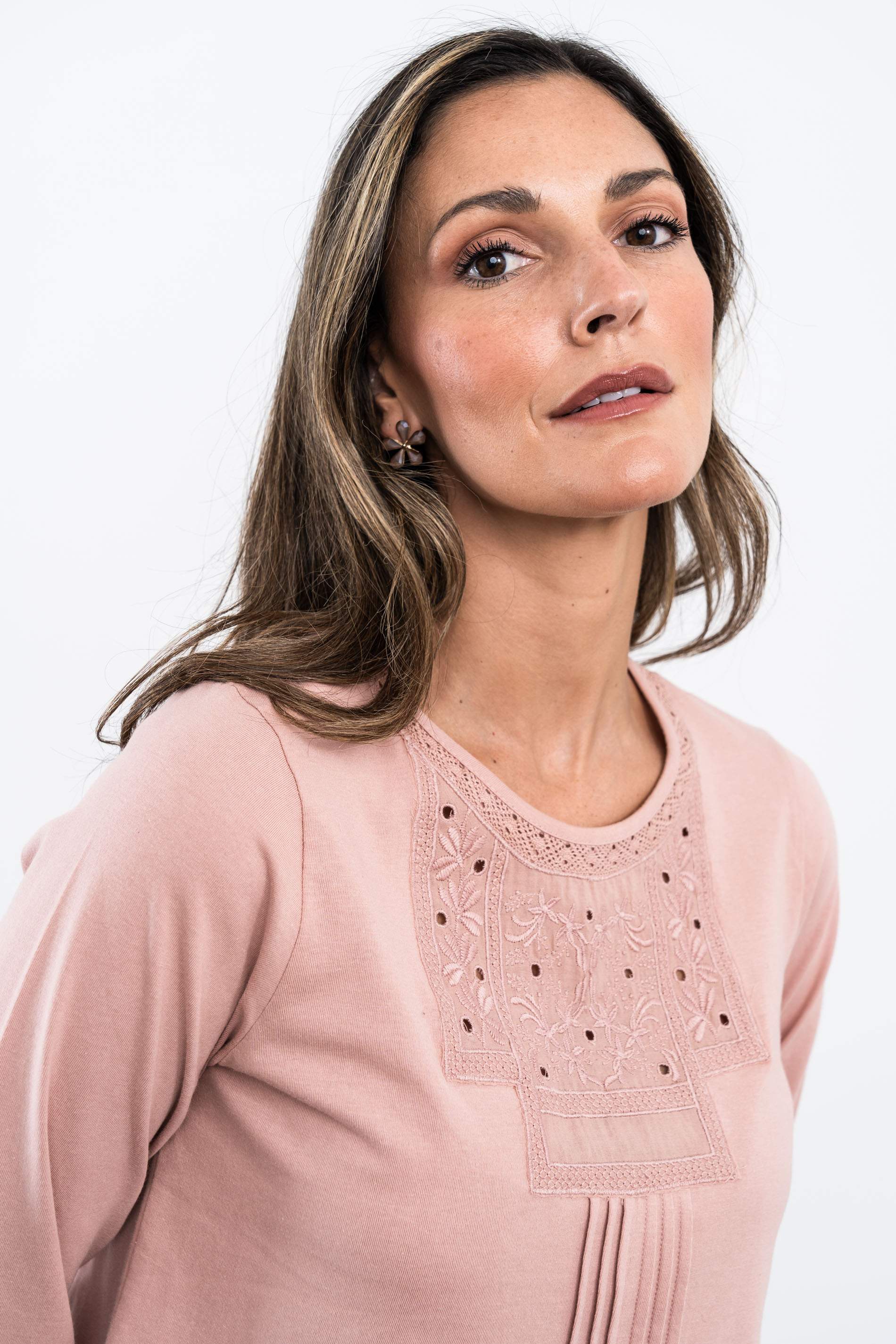 CAMISETA PECHERA BORDADA ROSA
