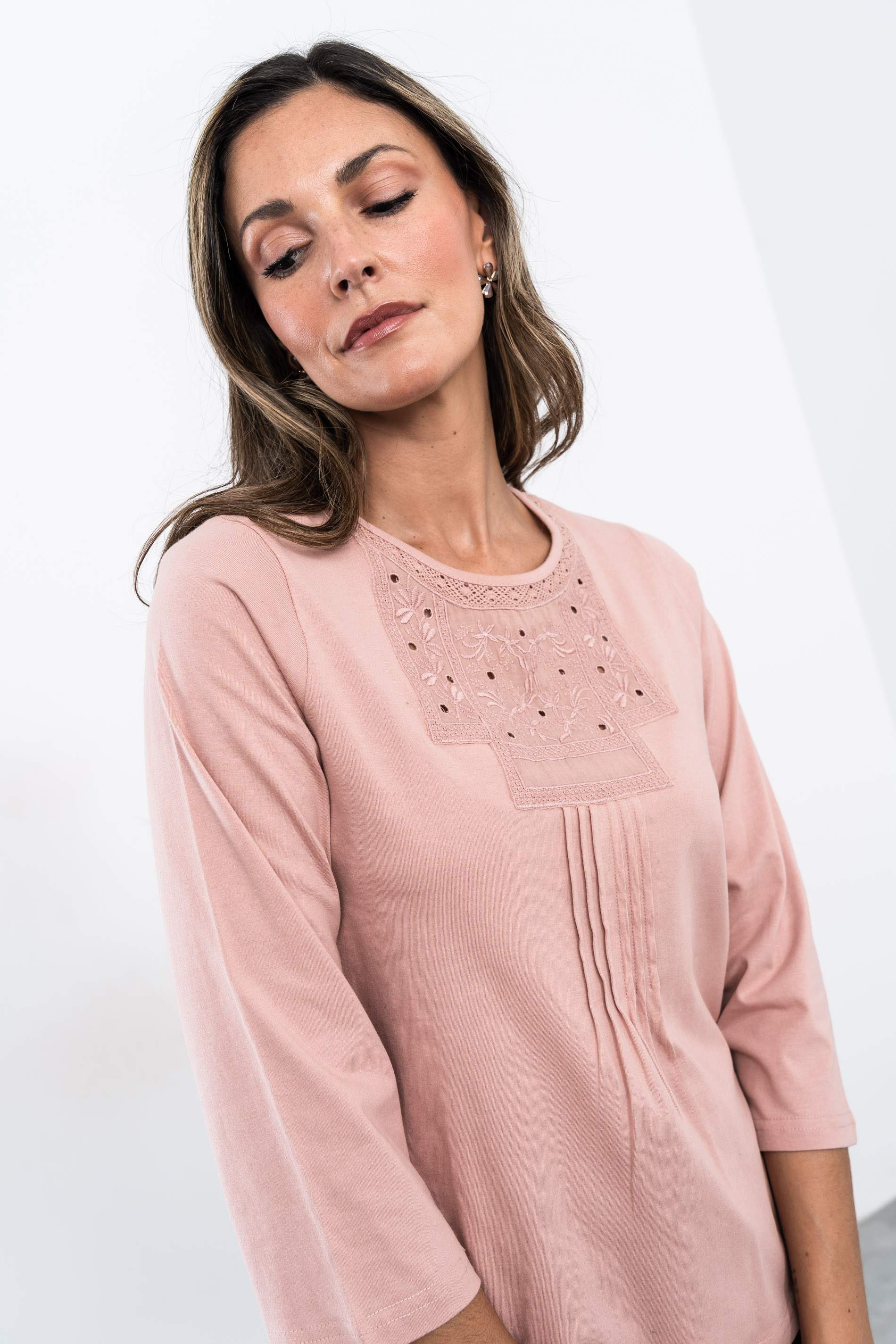 CAMISETA PECHERA BORDADA ROSA