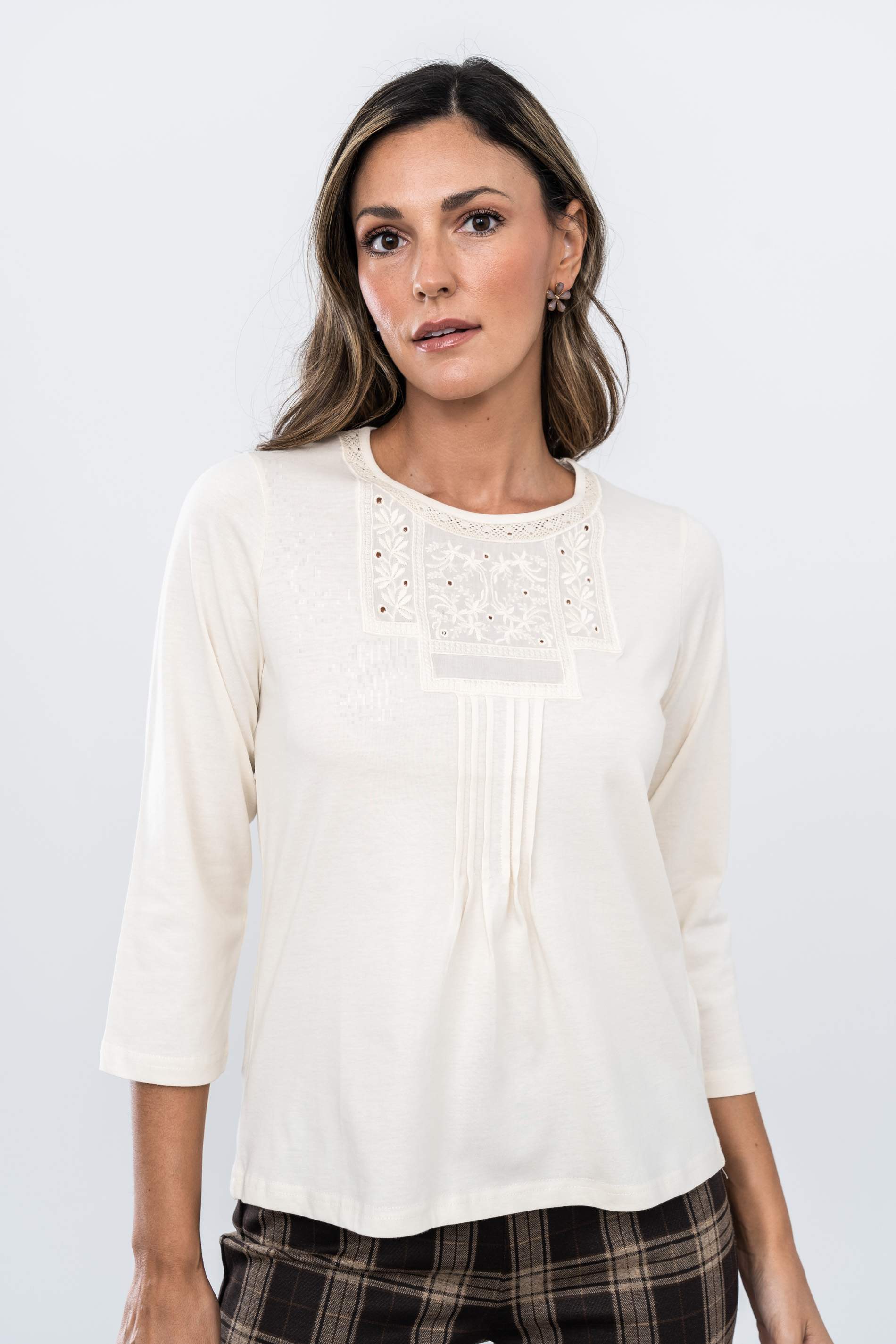 CAMISETA PECHERA BORDADA MARFIL