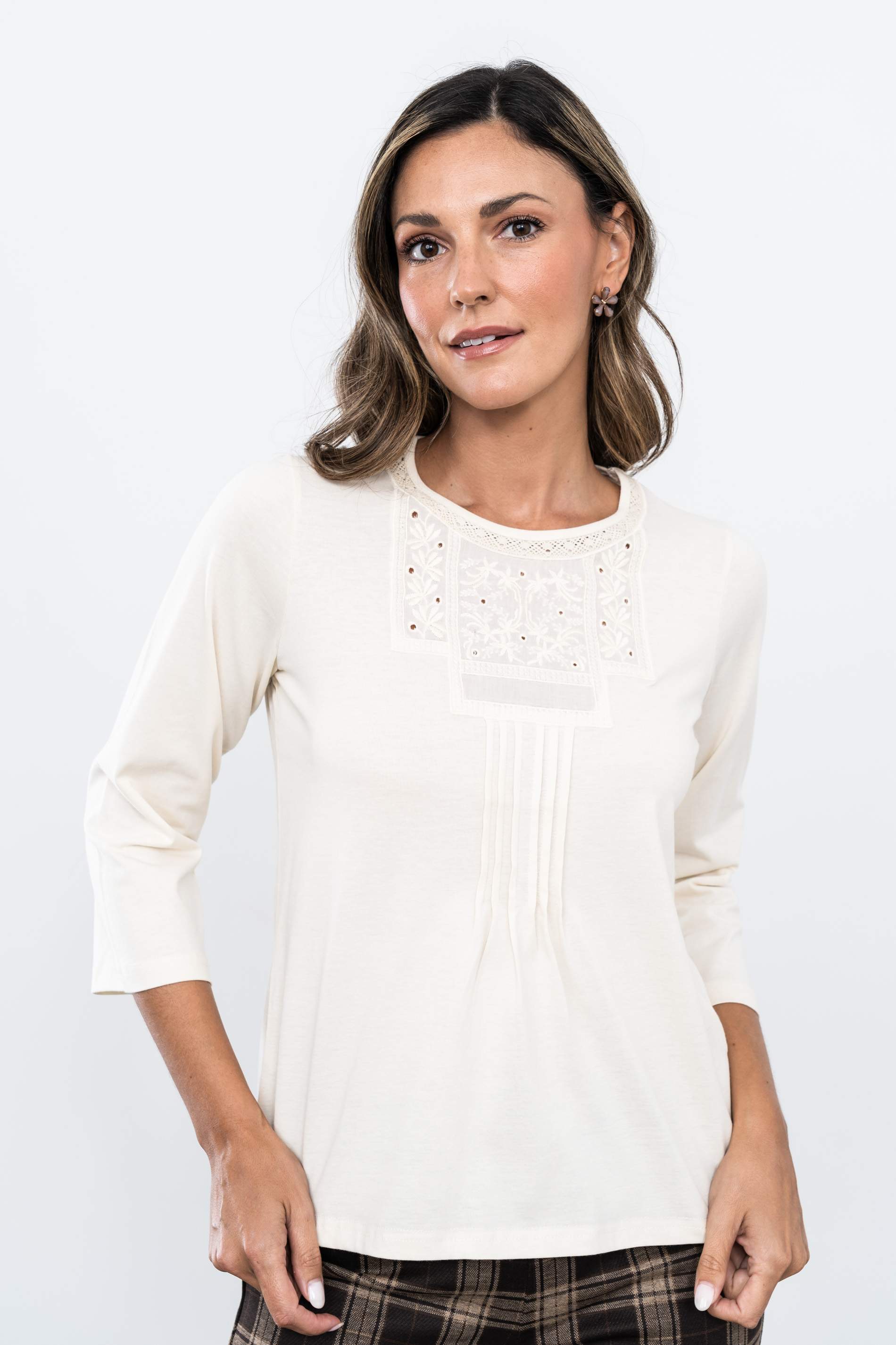 CAMISETA PECHERA BORDADA MARFIL