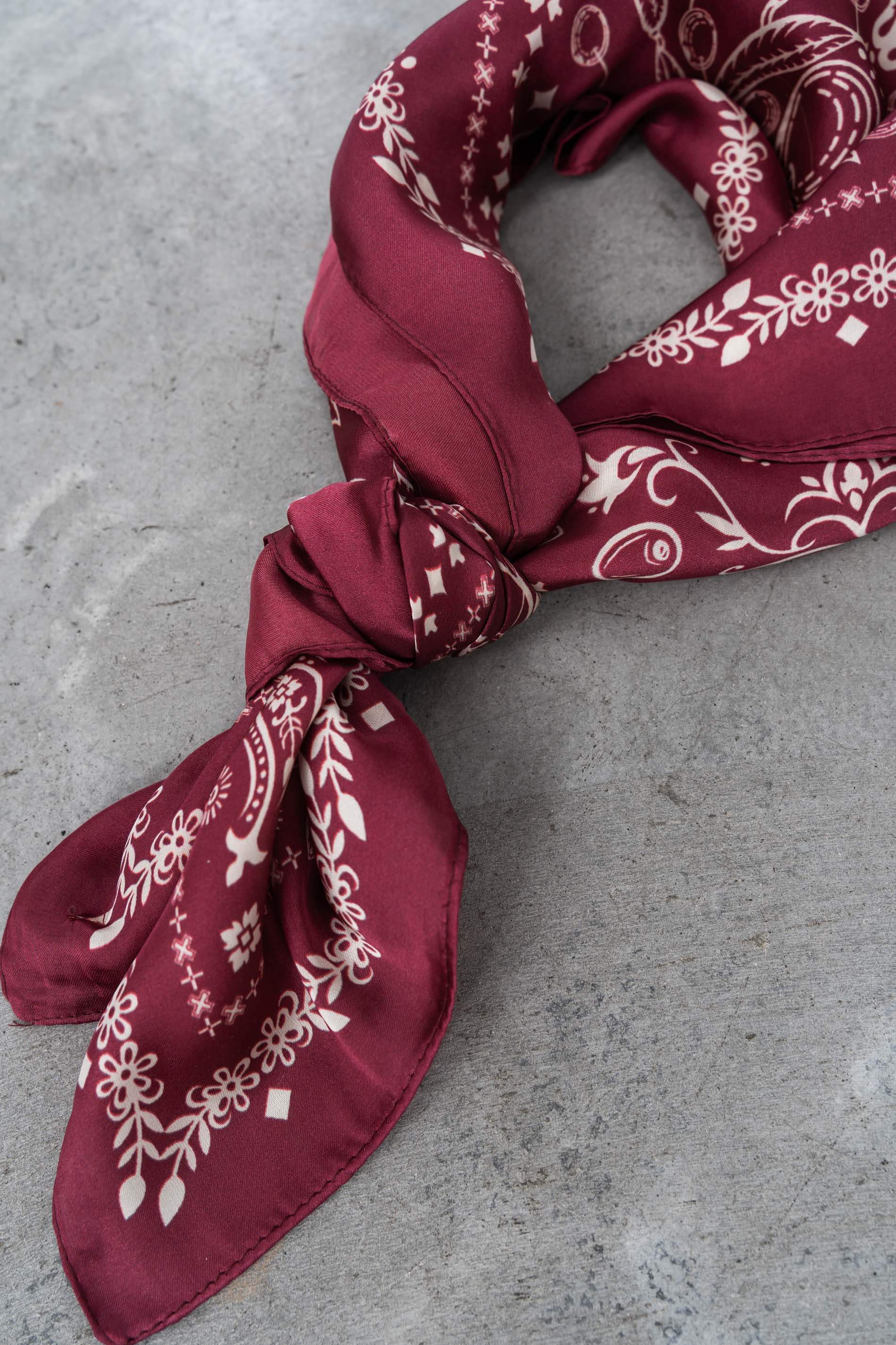 PAÑUELO FLORAL GUINDA