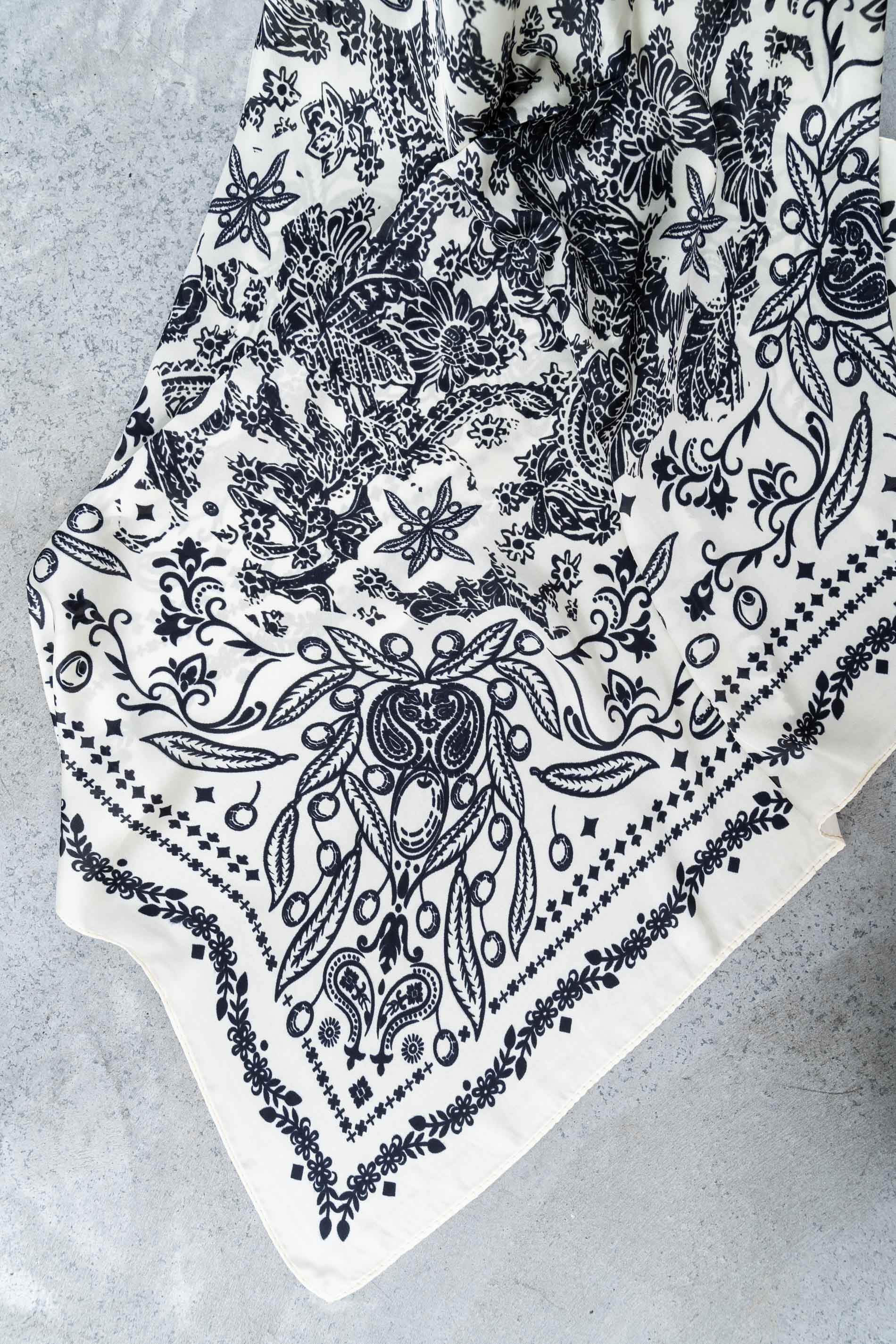 PAÑUELO FLORAL MARFIL