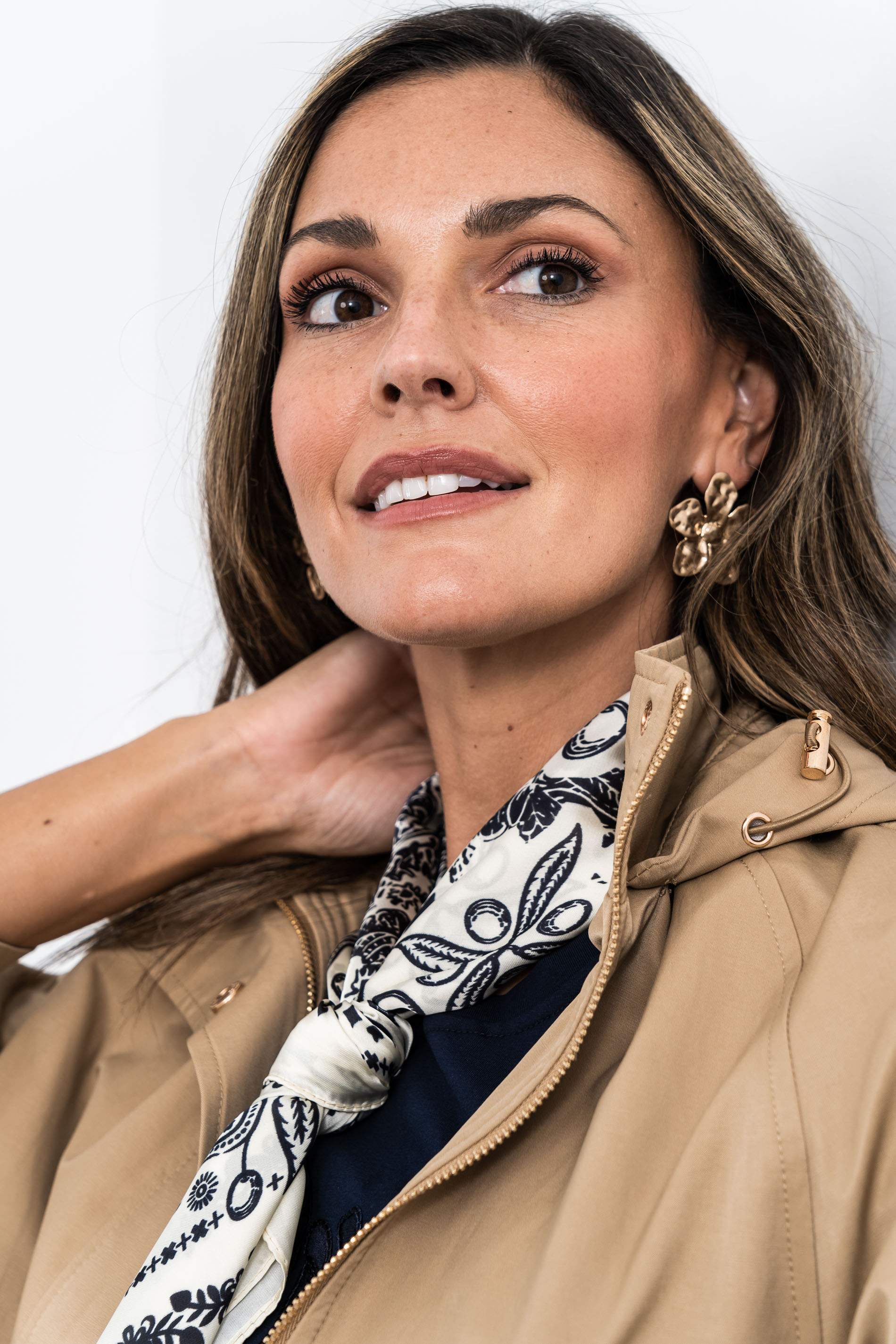 PAÑUELO FLORAL MARFIL