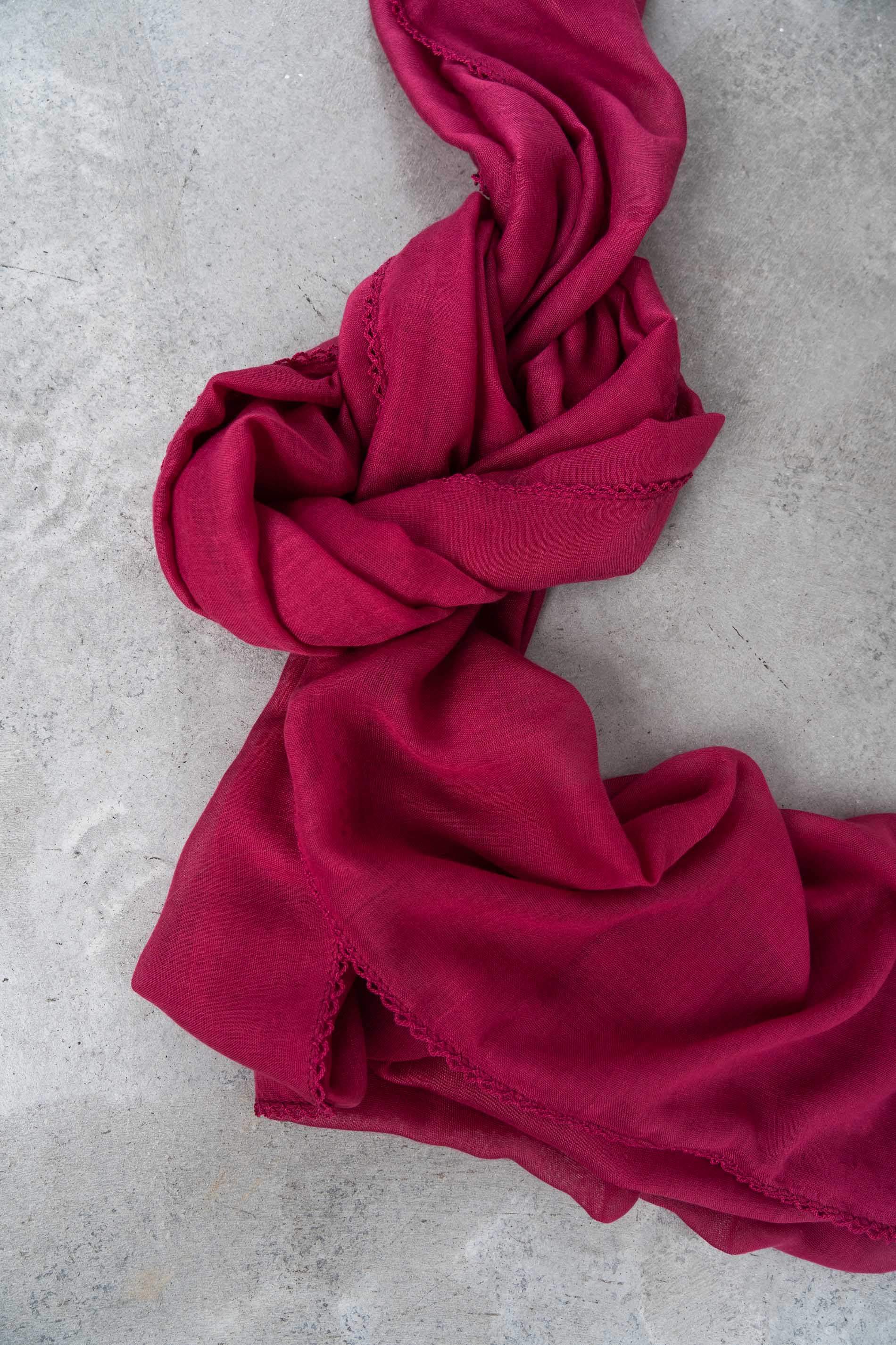 FOULARD LISO POMPONES GUINDA