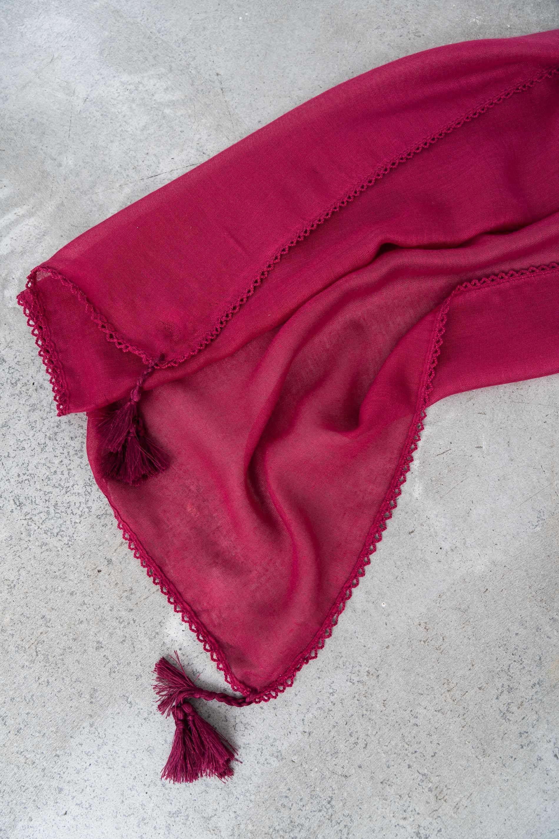 FOULARD LISO POMPONES GUINDA