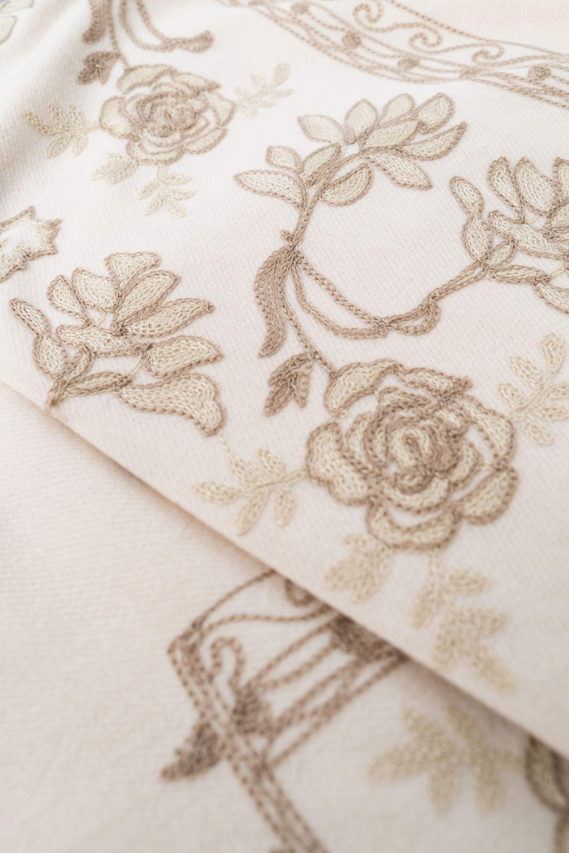 ESTOLA TODO BORDADOS BEIGE