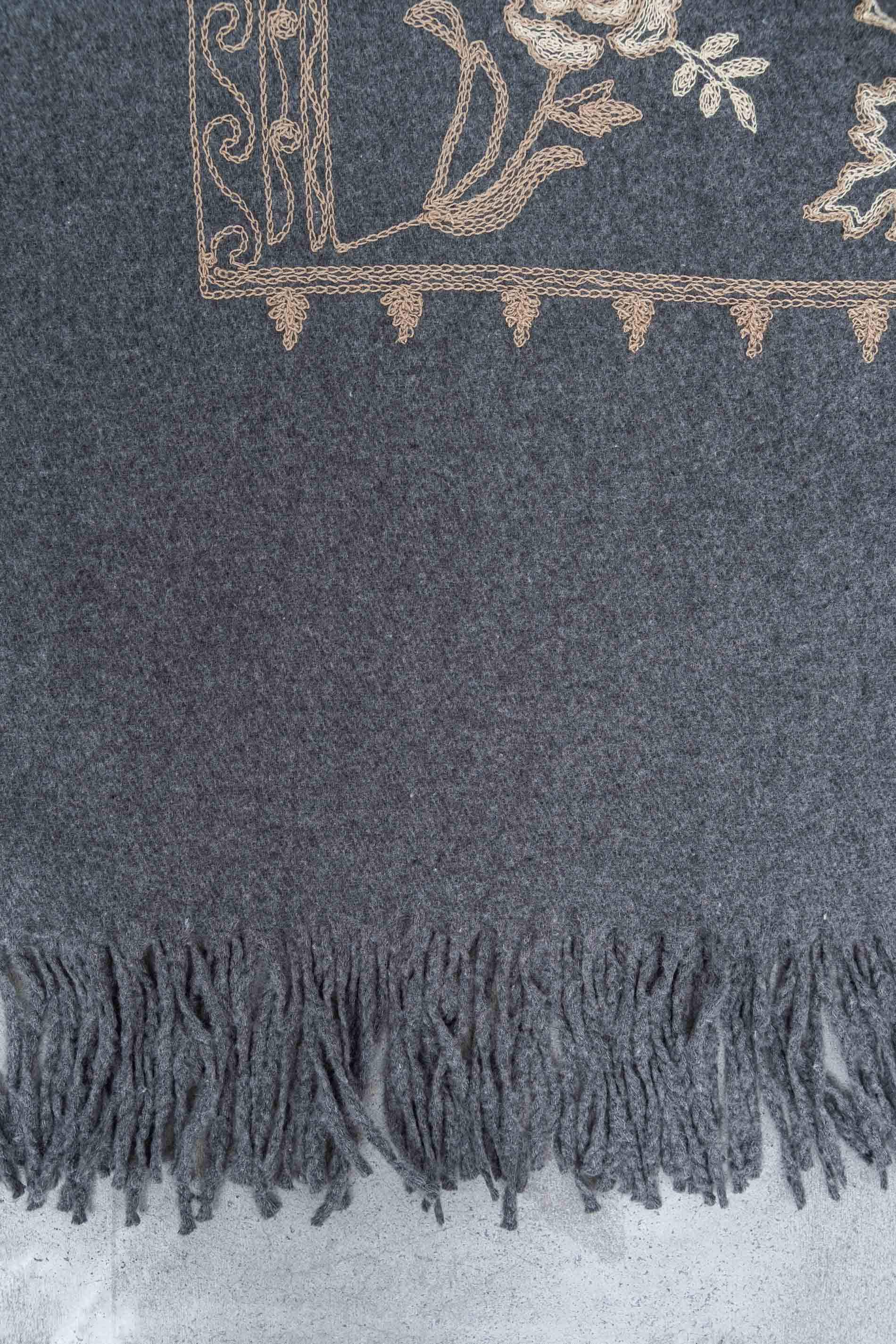 ESTOLA TODO BORDADOS GRIS