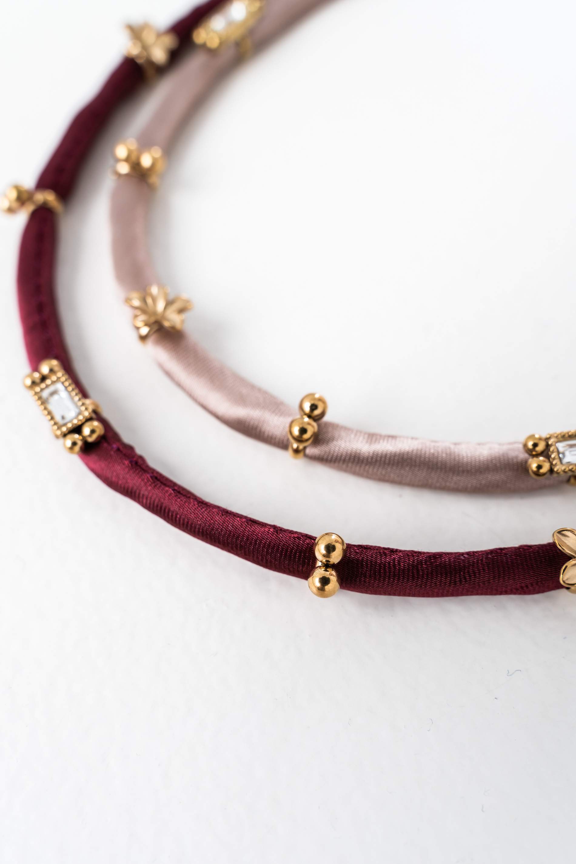 COLLAR TEJIDO DETALLES ENGARZADOS