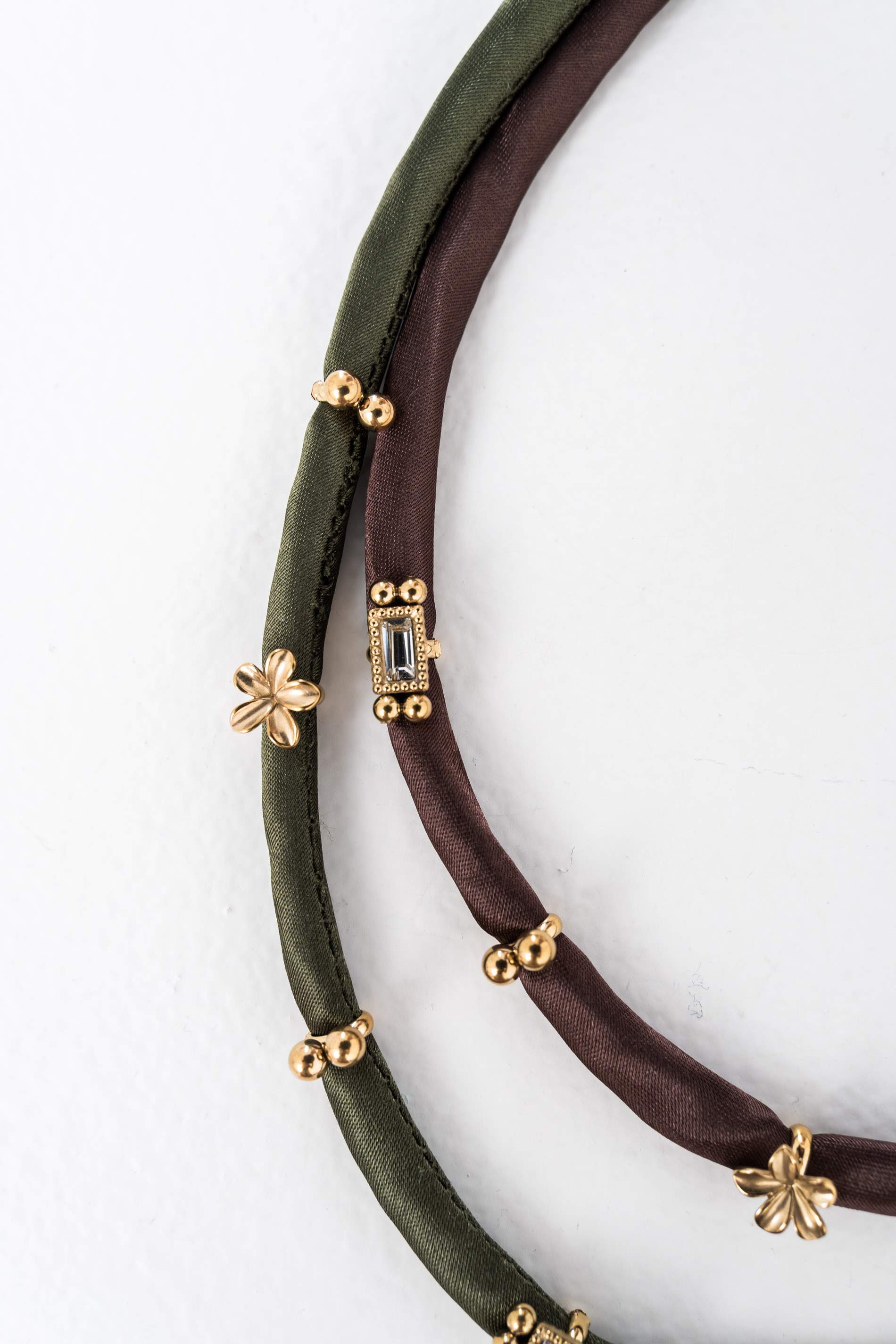COLLAR TEJIDO DETALLES ENGARZADOS