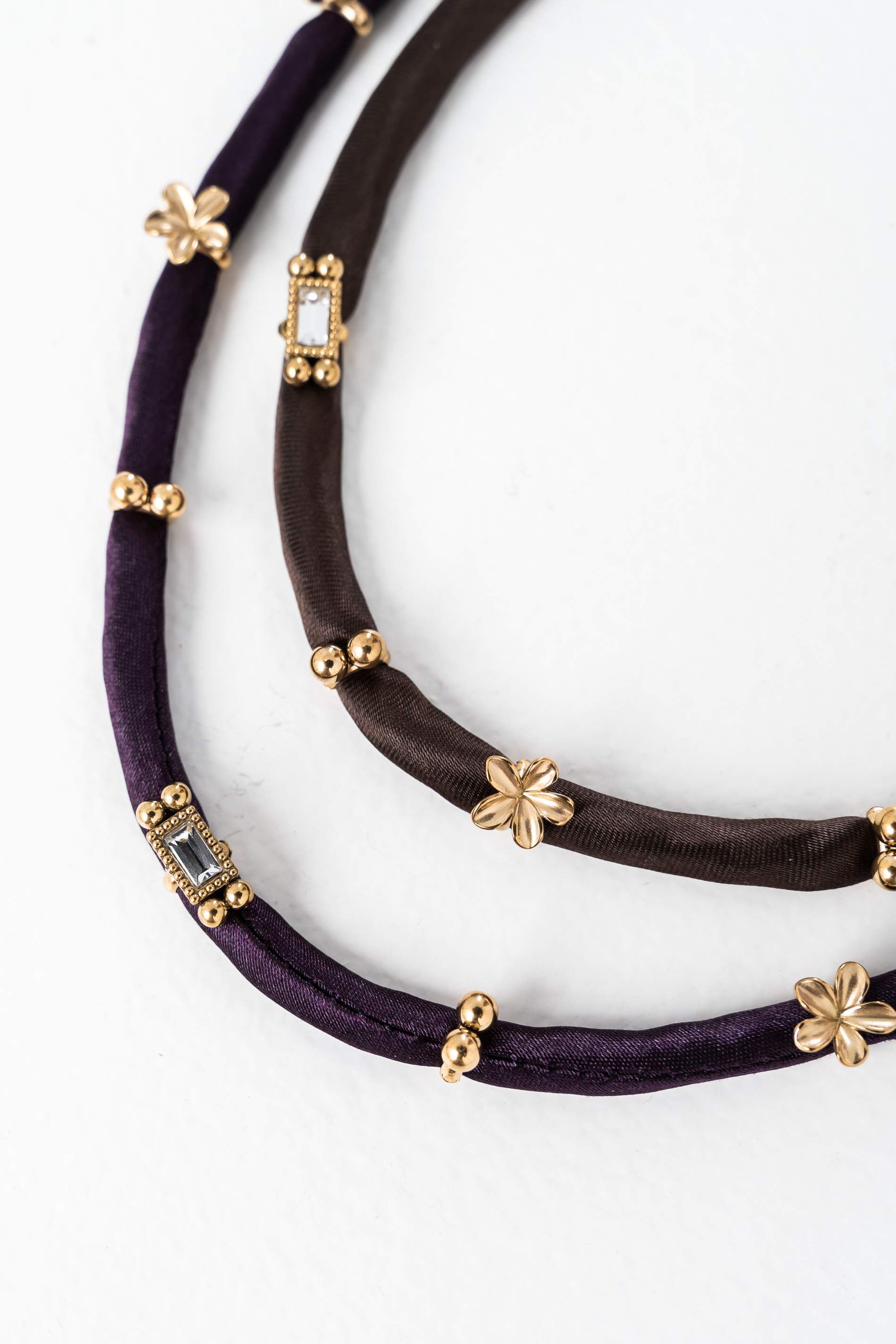 COLLAR TEJIDO DETALLES ENGARZADOS