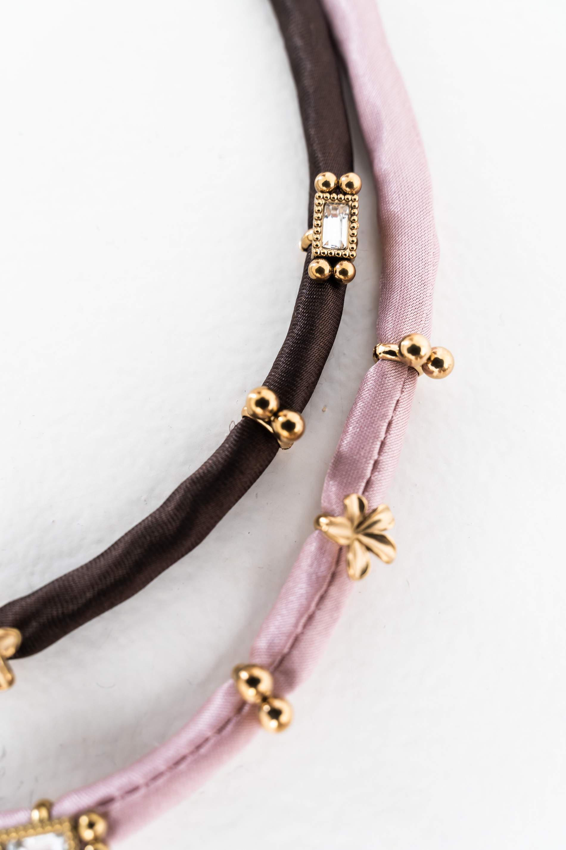 COLLAR TEJIDO DETALLES ENGARZADOS