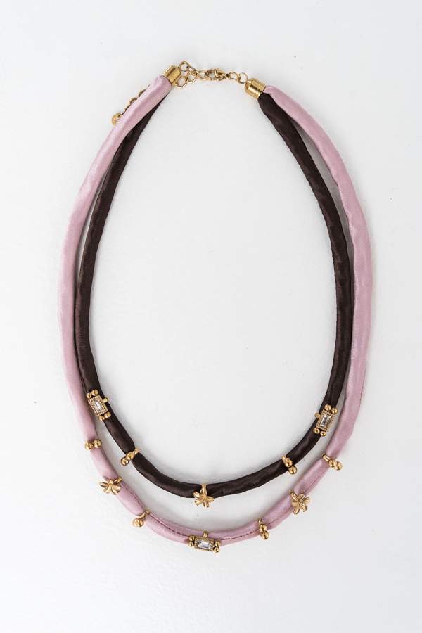 COLLAR TEJIDO DETALLES ENGARZADOS