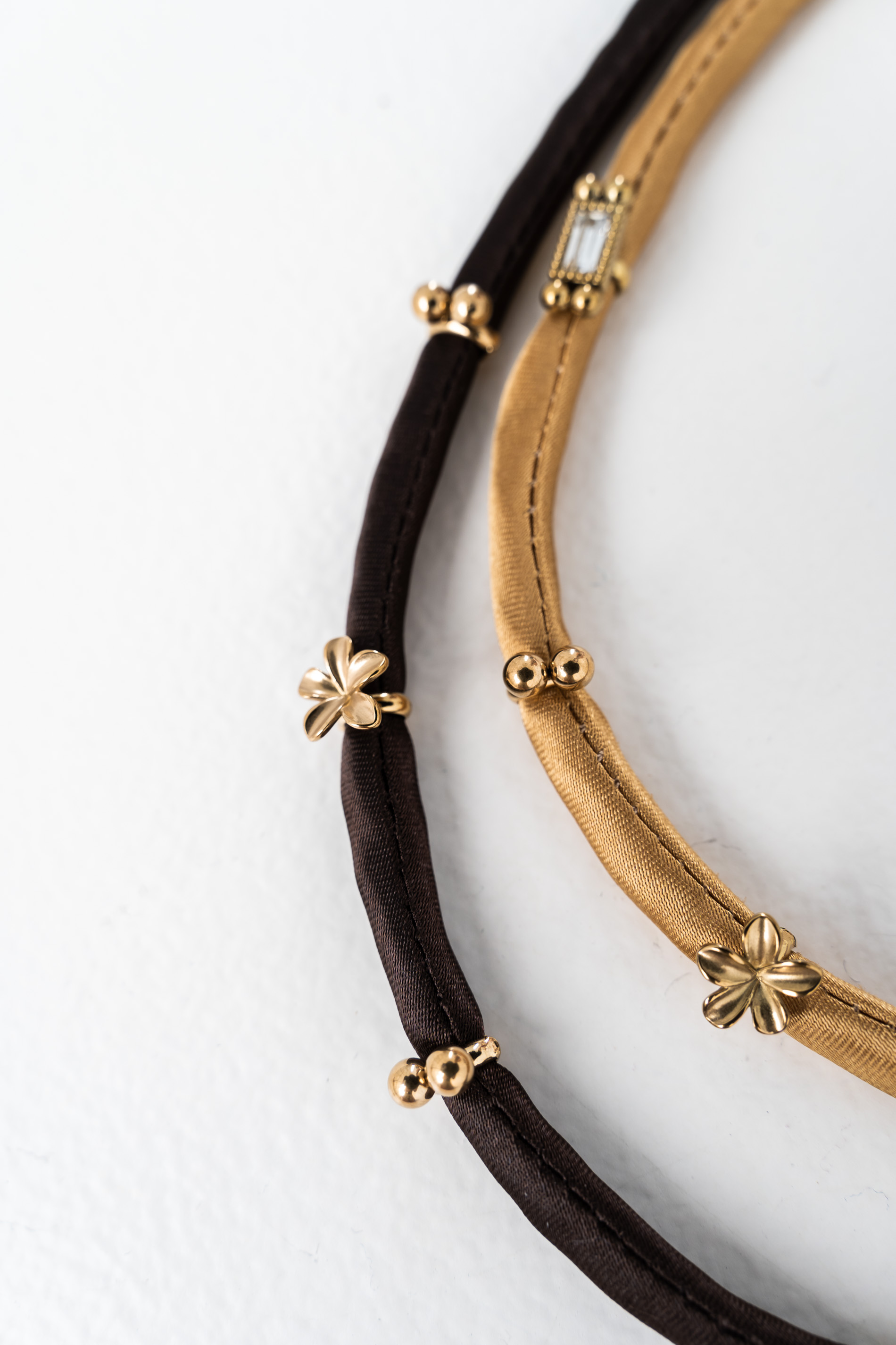 COLLAR TEJIDO DETALLES ENGARZADOS