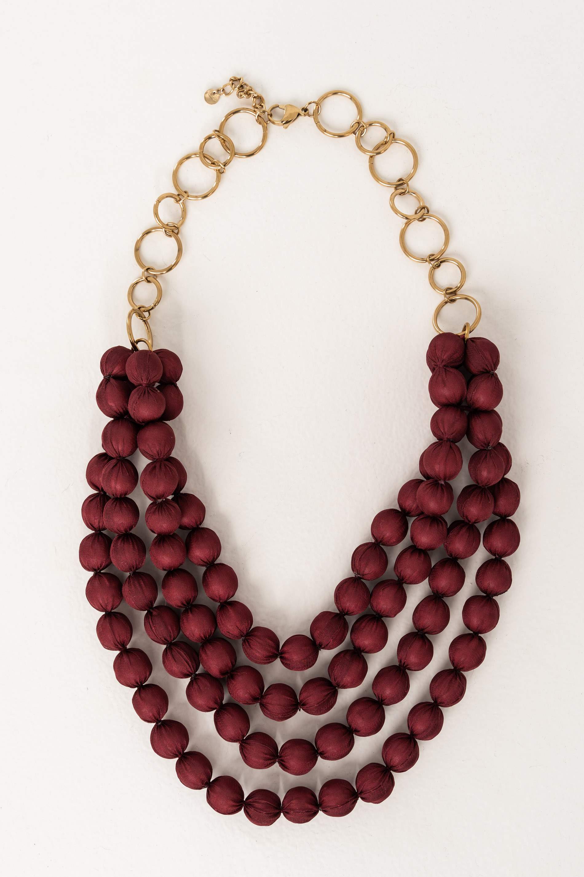 COLLAR BOLITAS Y CADENA BURDEOS