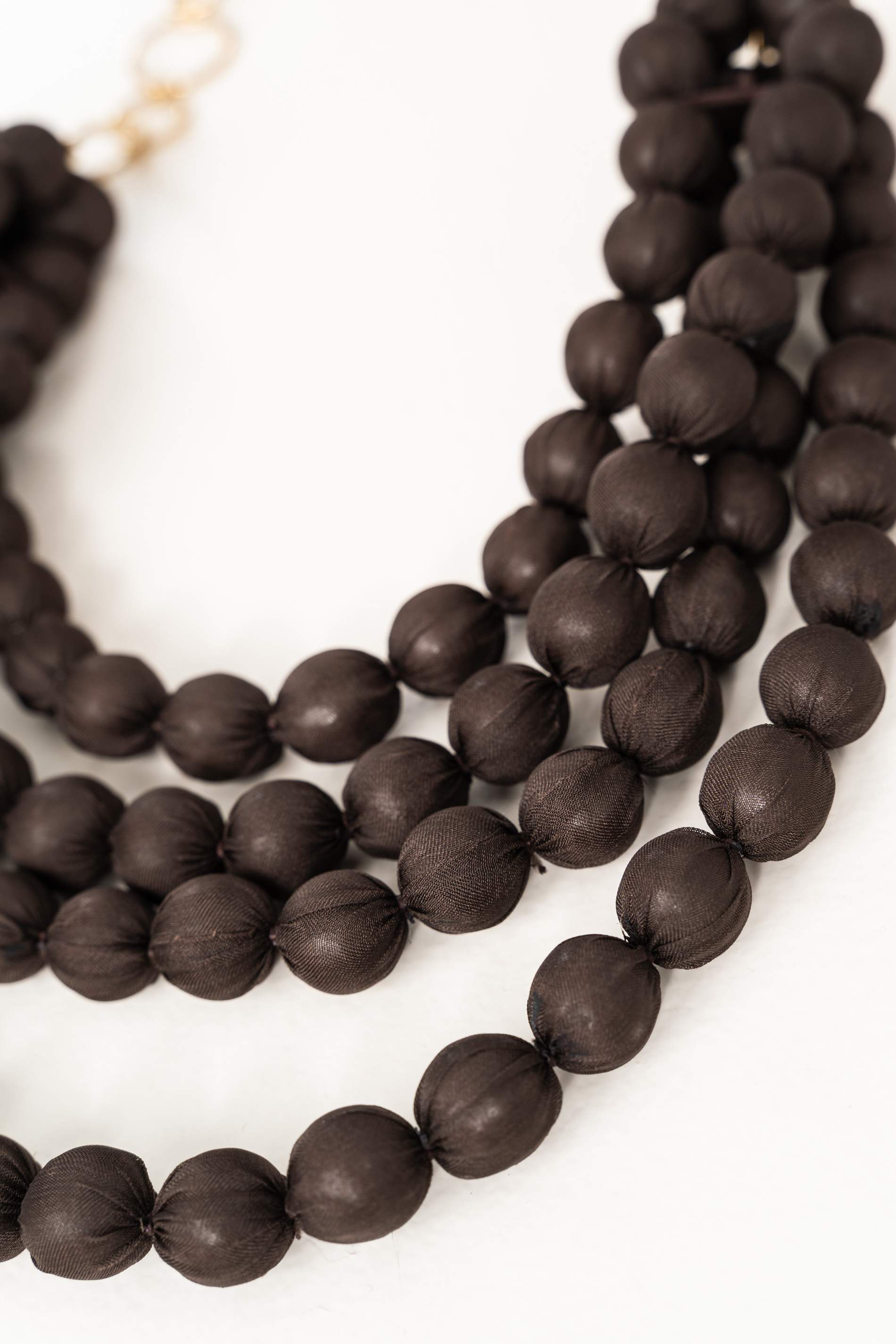 COLLAR BOLITAS Y CADENA CHOCOLATE