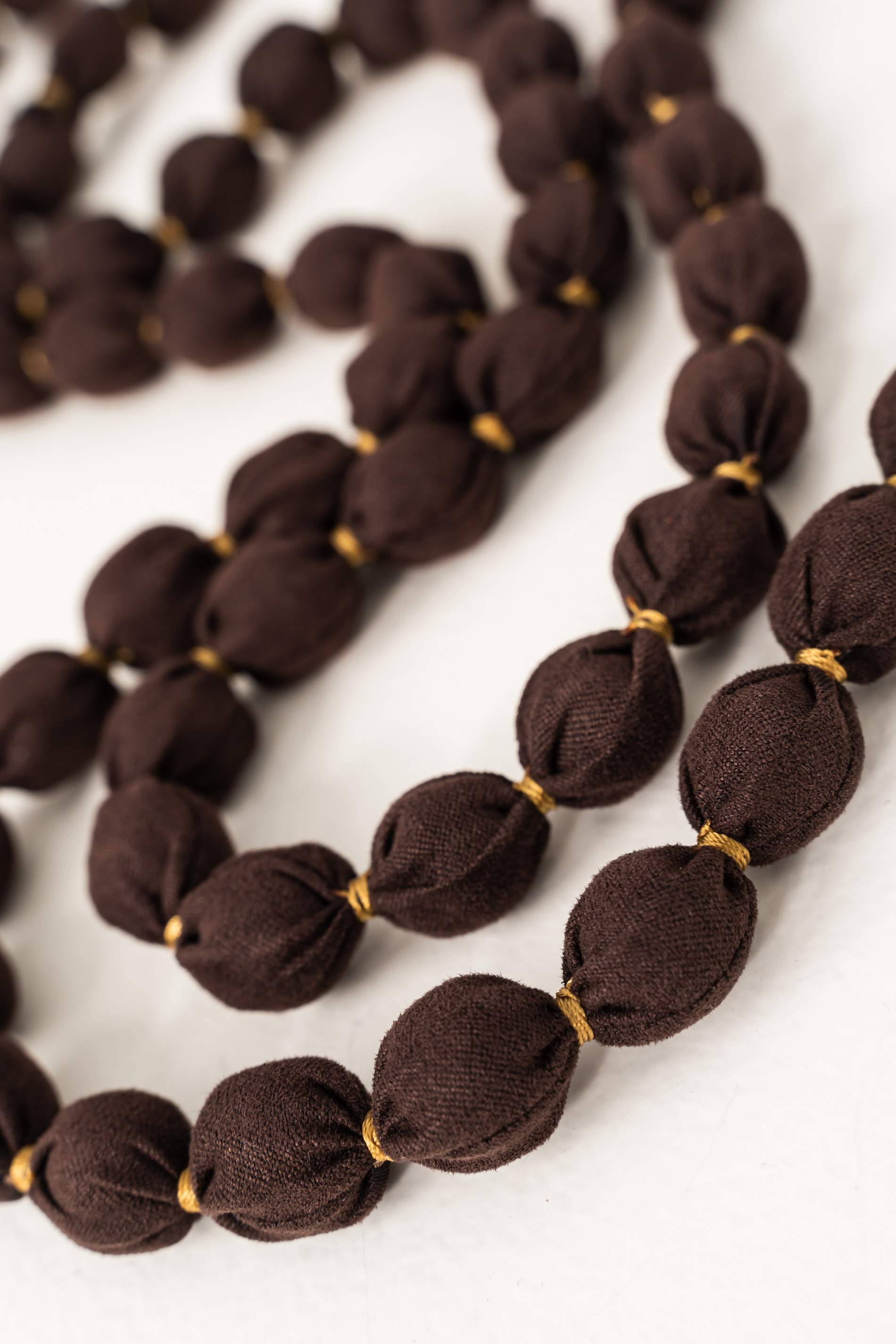 COLLAR BOLITAS TEJIDO CHOCOLATE