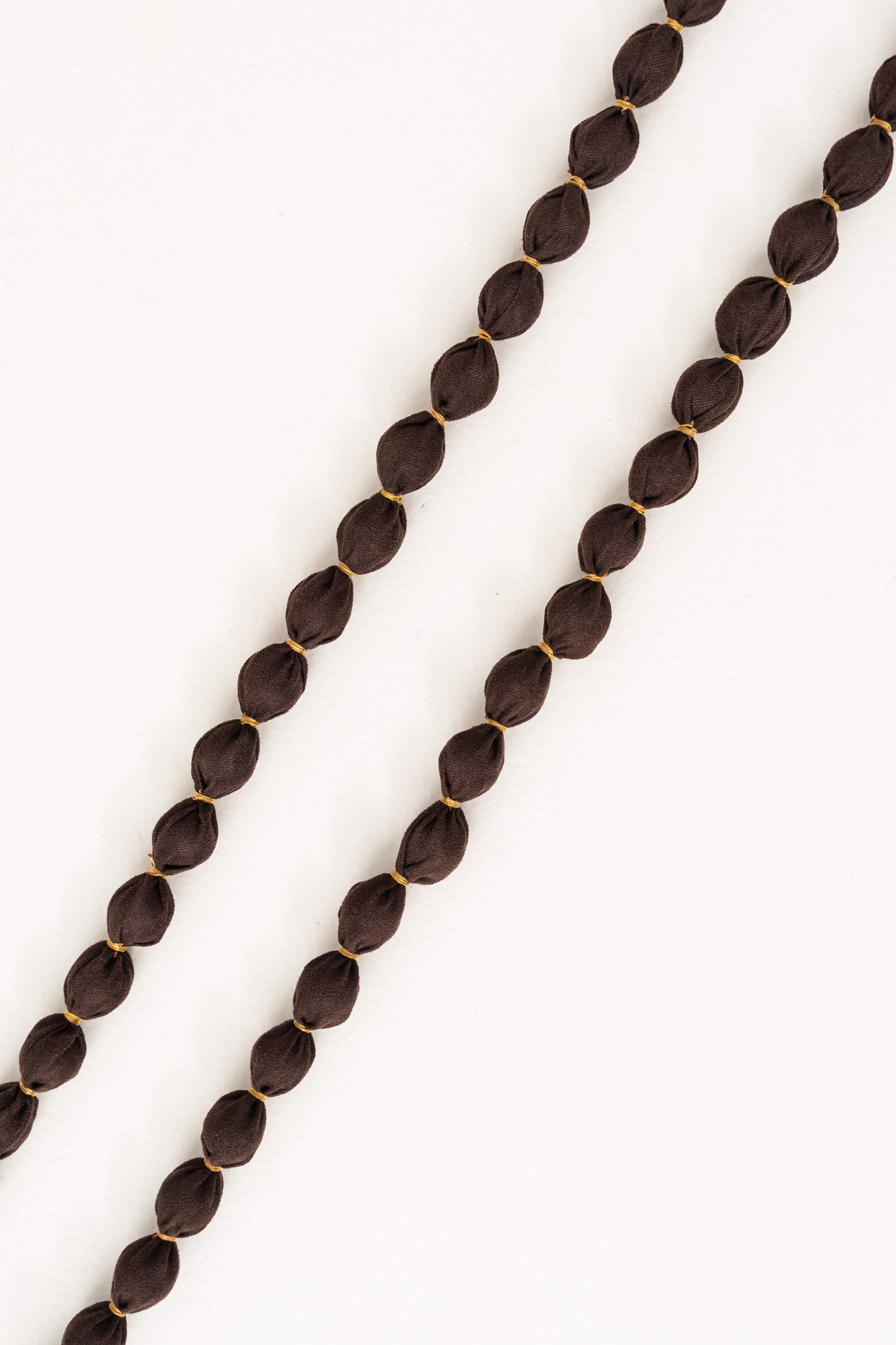 COLLAR BOLITAS TEJIDO CHOCOLATE