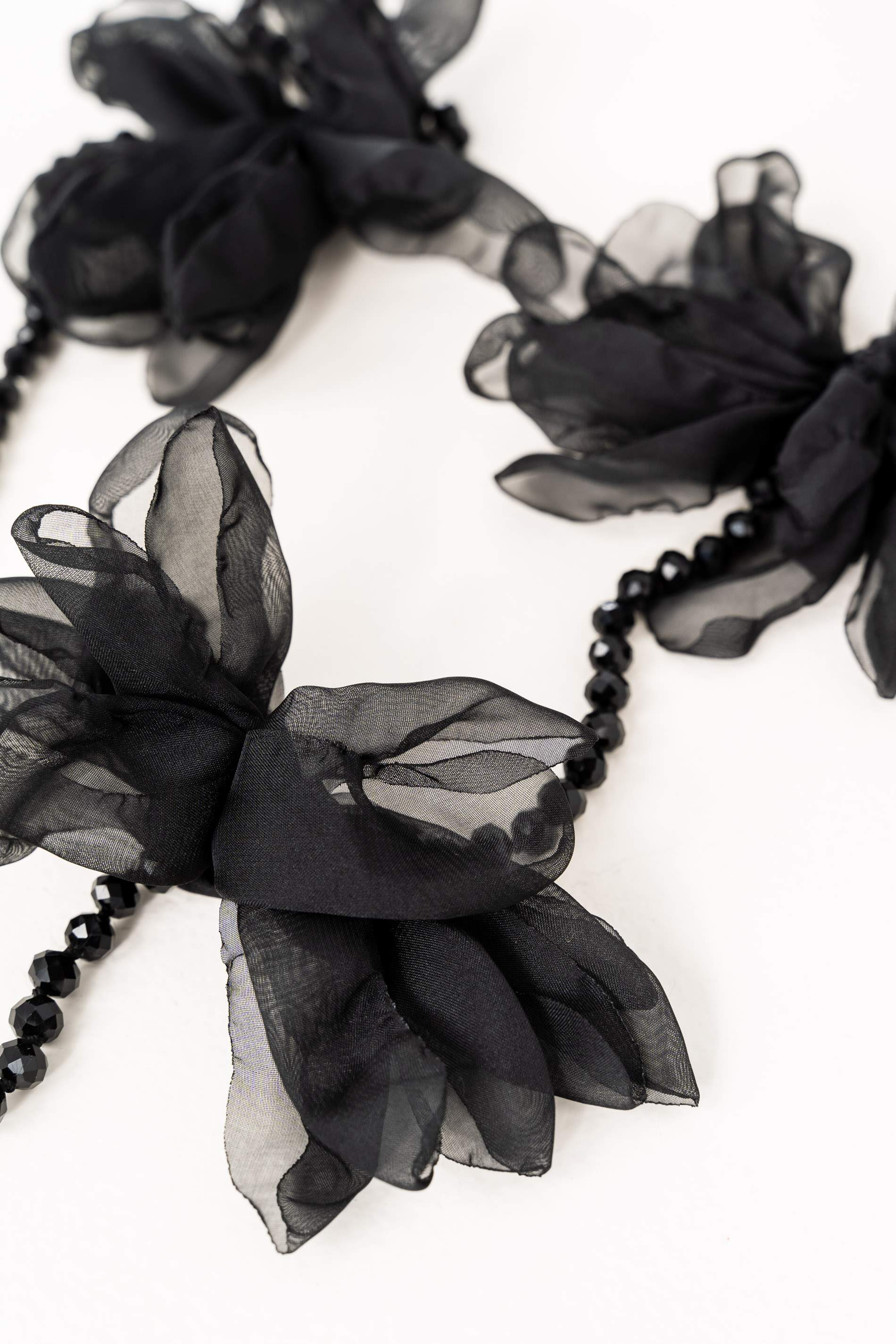 COLLAR LARGO CRISTALES FLORES NEGRO