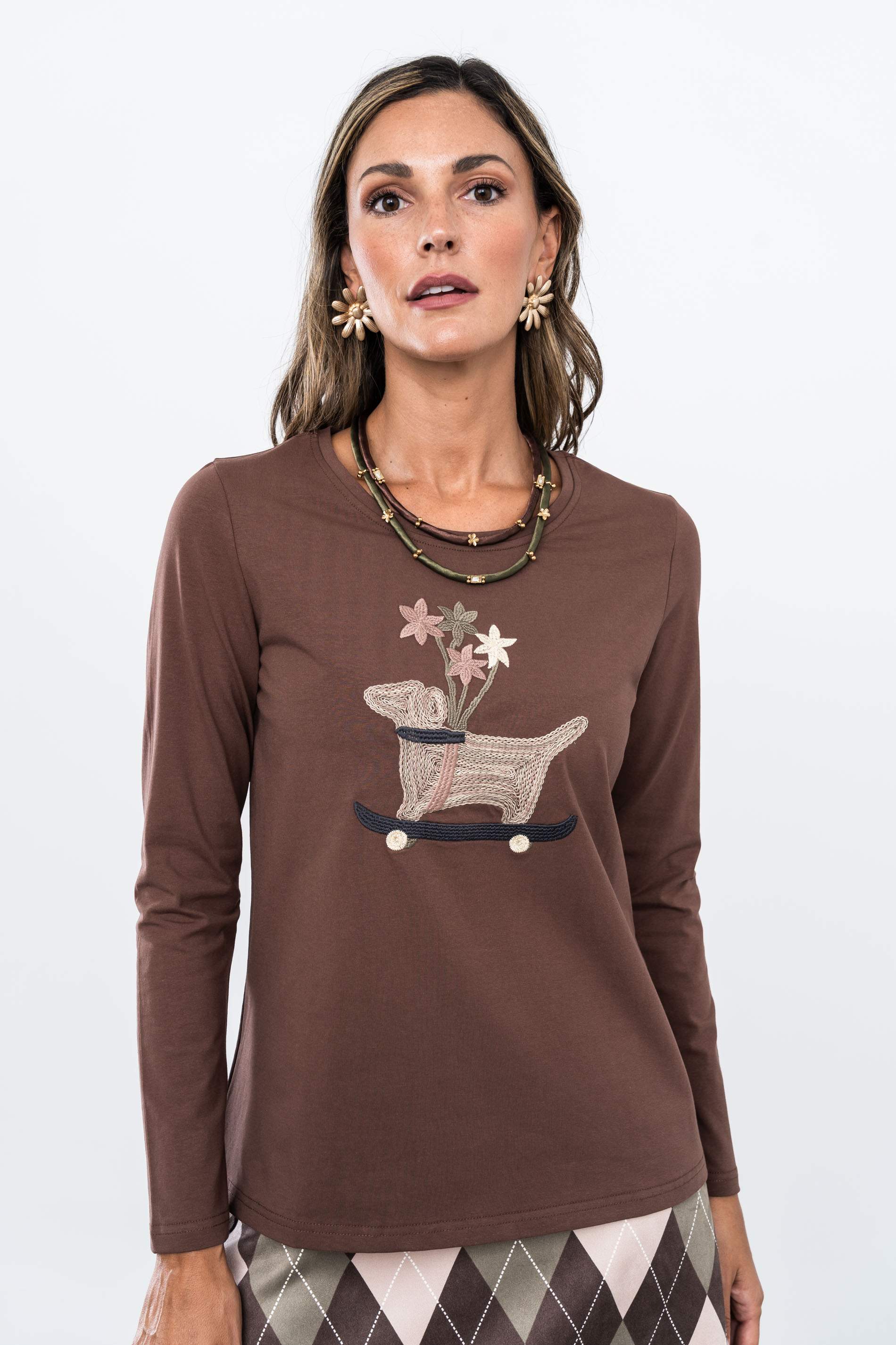 CAMISETA BORDADO PERRITO CHOCOLATE