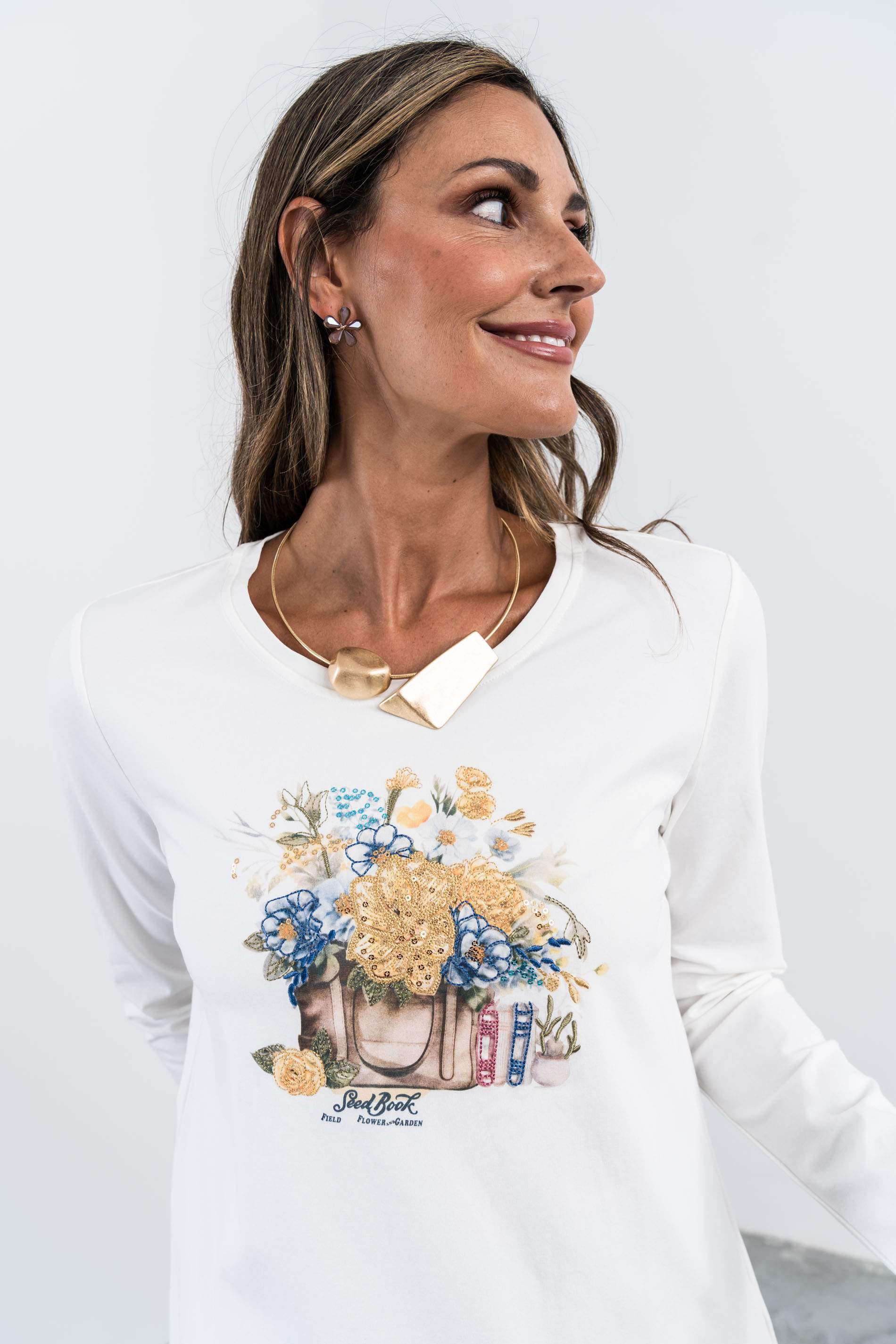 CAMISETA BORDADOS FLOR CRUDO
