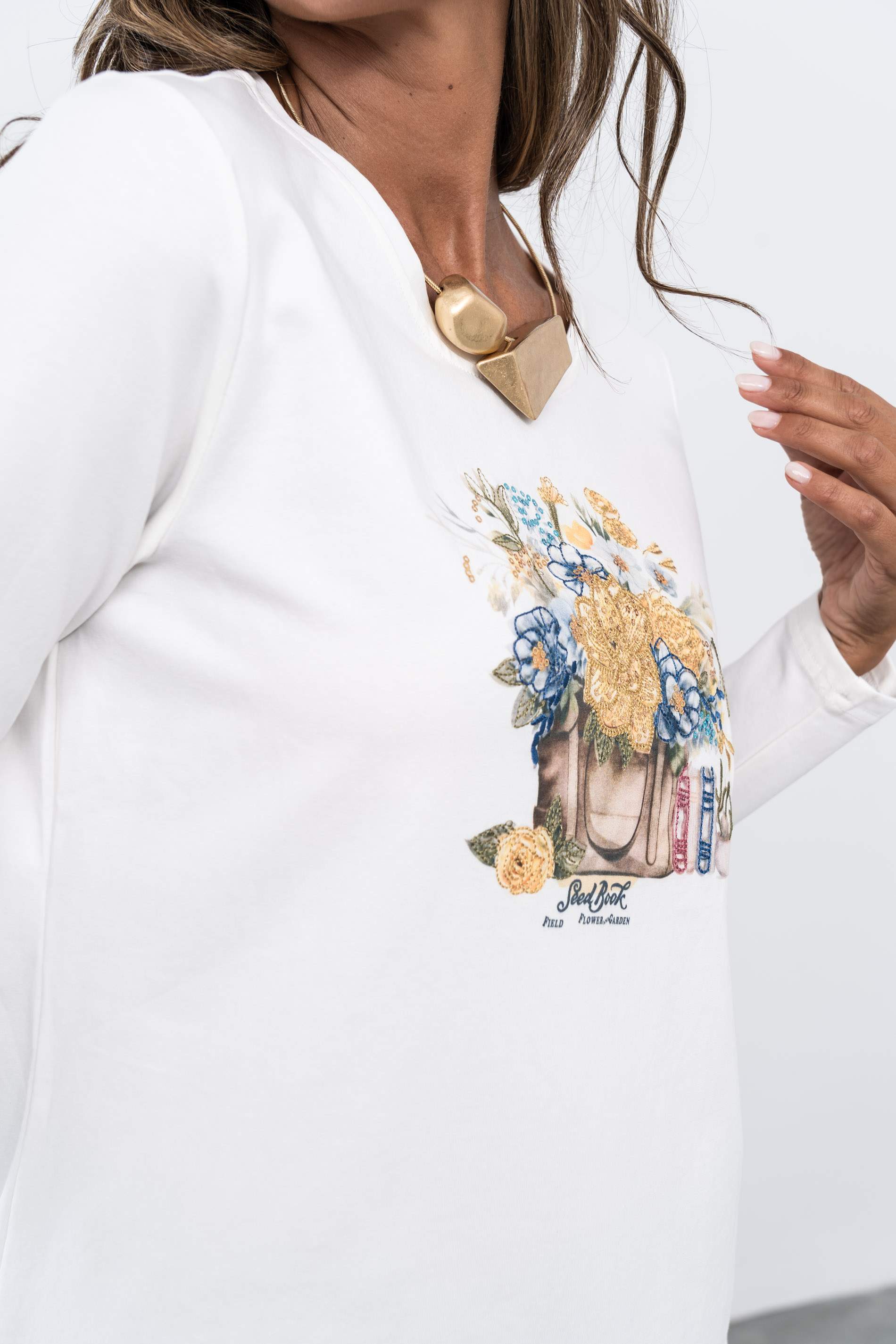 CAMISETA BORDADOS FLOR CRUDO
