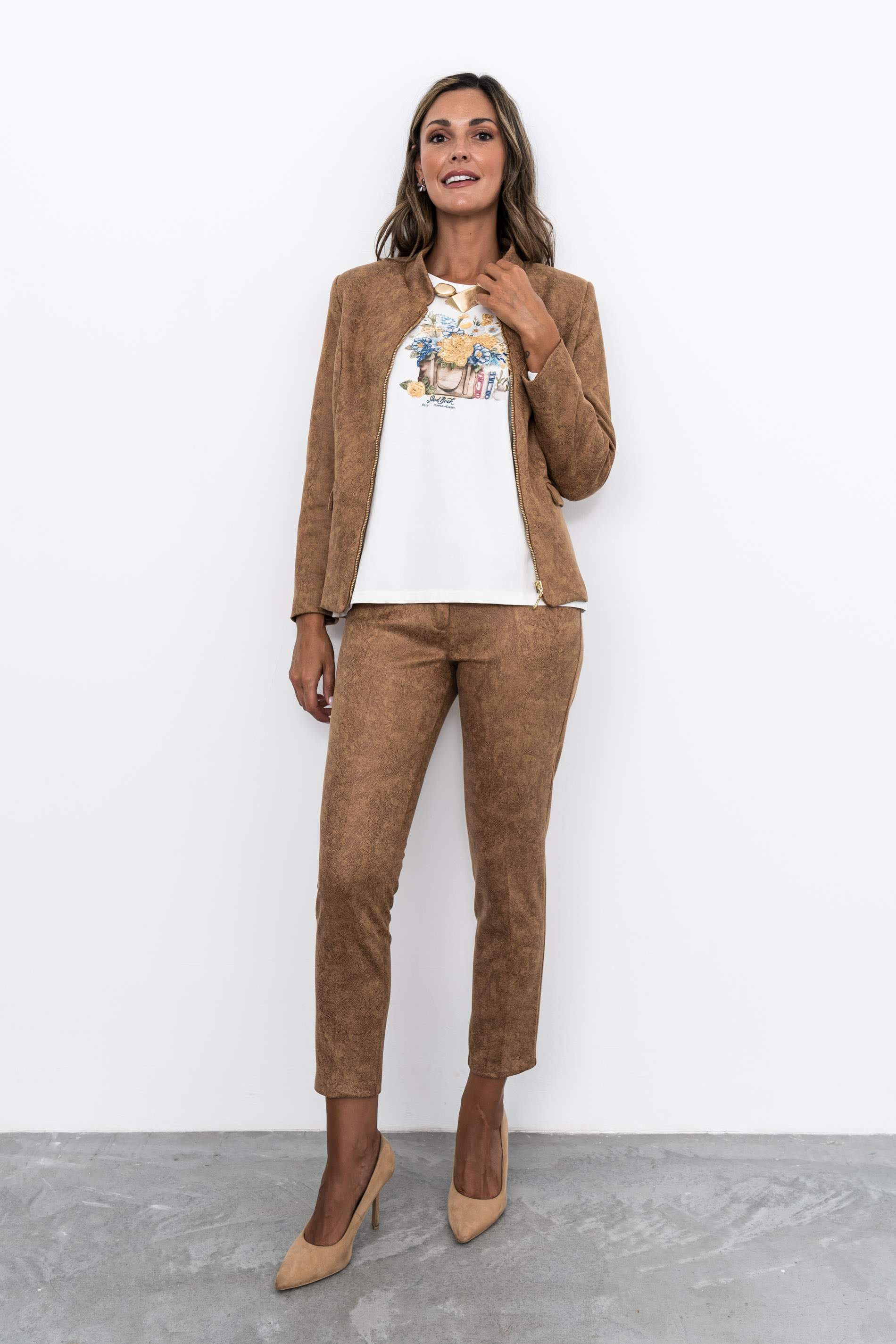 CAMISETA BORDADOS FLOR CRUDO
