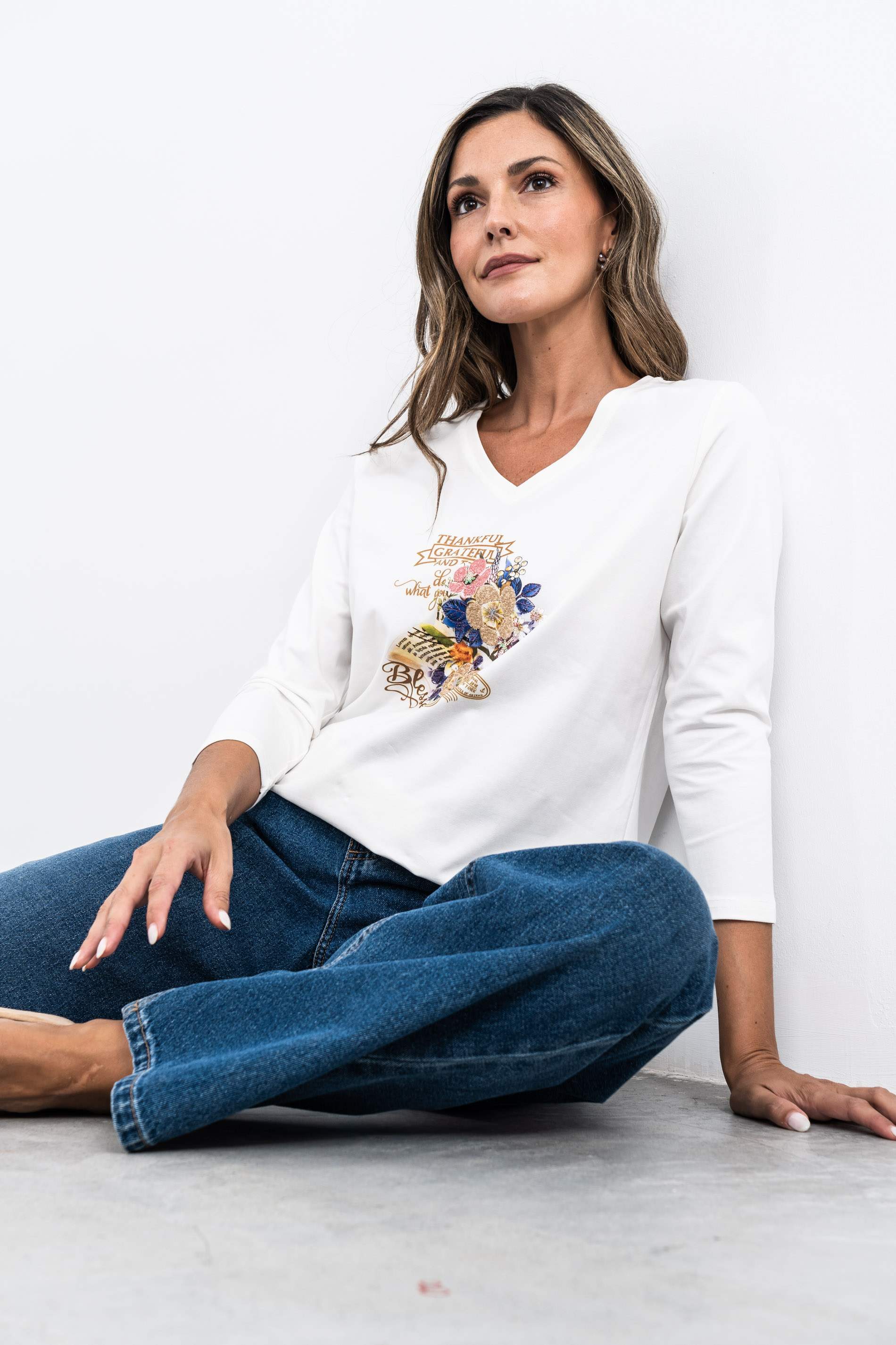 CAMISETA BORDADO CUELLO PICO CRUDO
