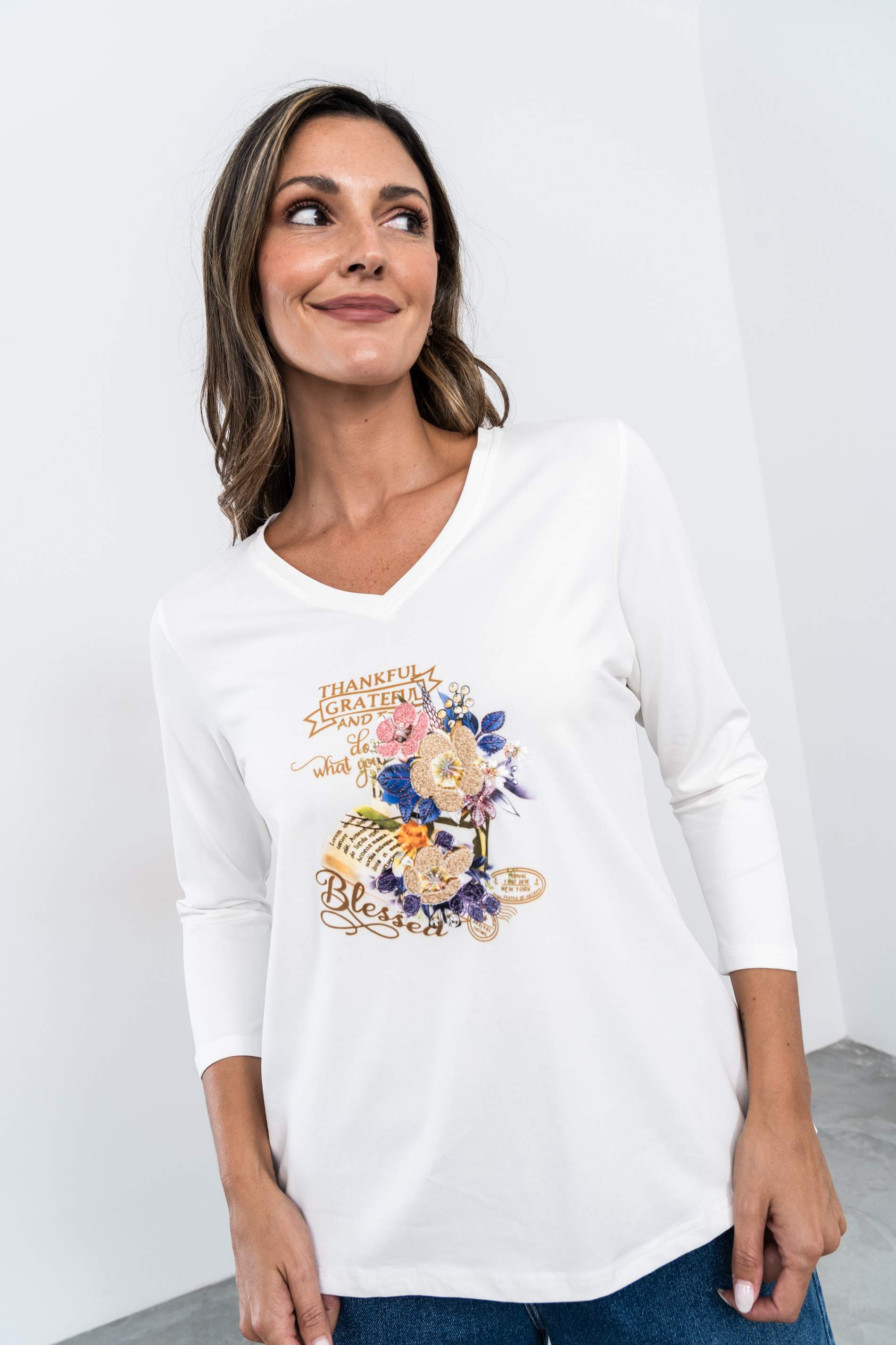 CAMISETA BORDADO CUELLO PICO CRUDO
