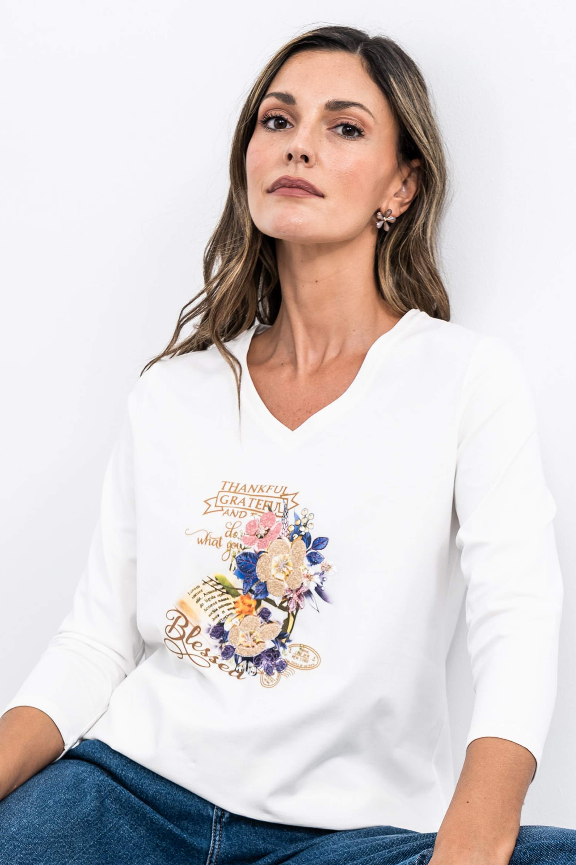 CAMISETA BORDADO CUELLO PICO CRUDO
