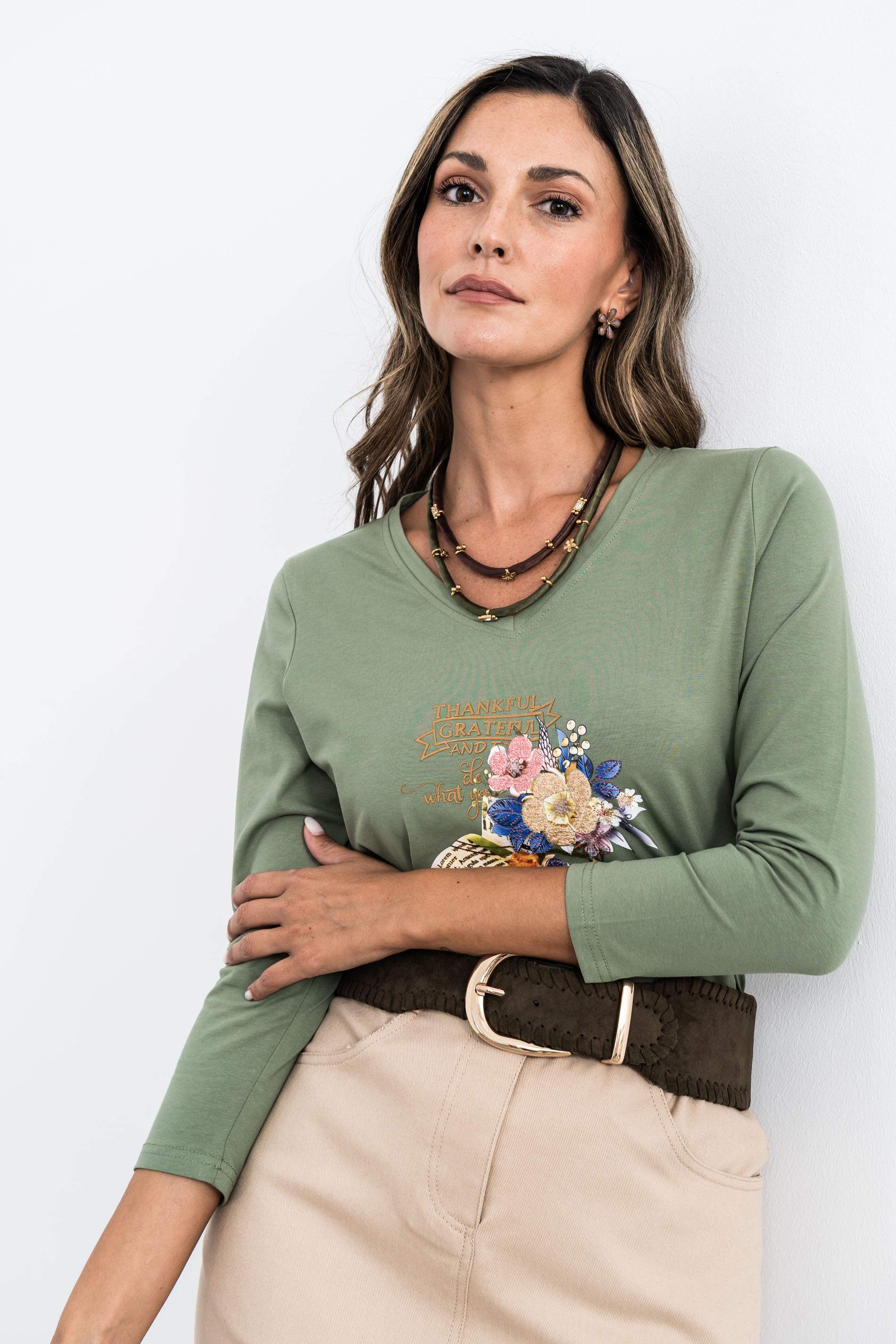 CAMISETA BORDADO CUELLO PICO KAKI