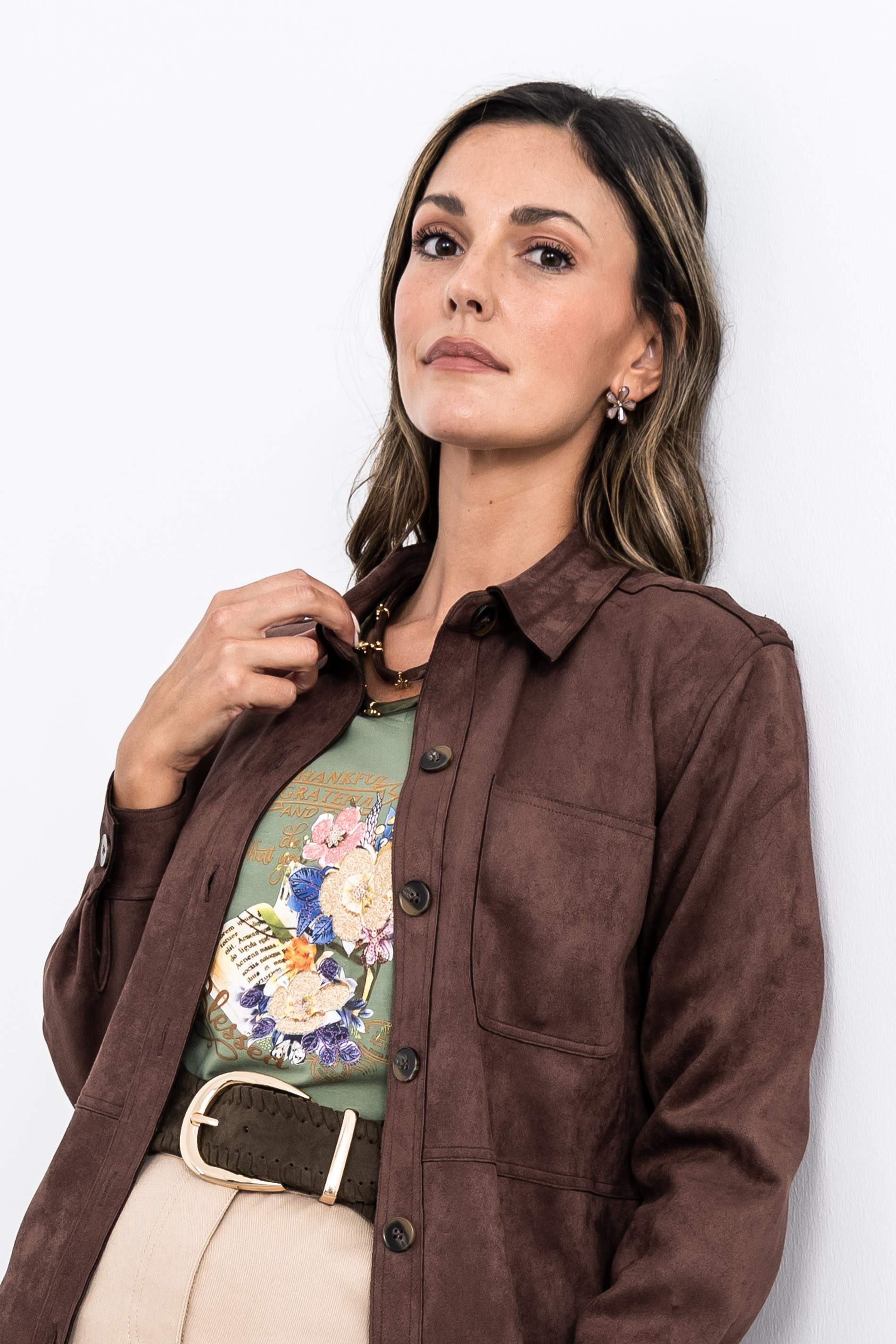 CAMISETA BORDADO CUELLO PICO KAKI