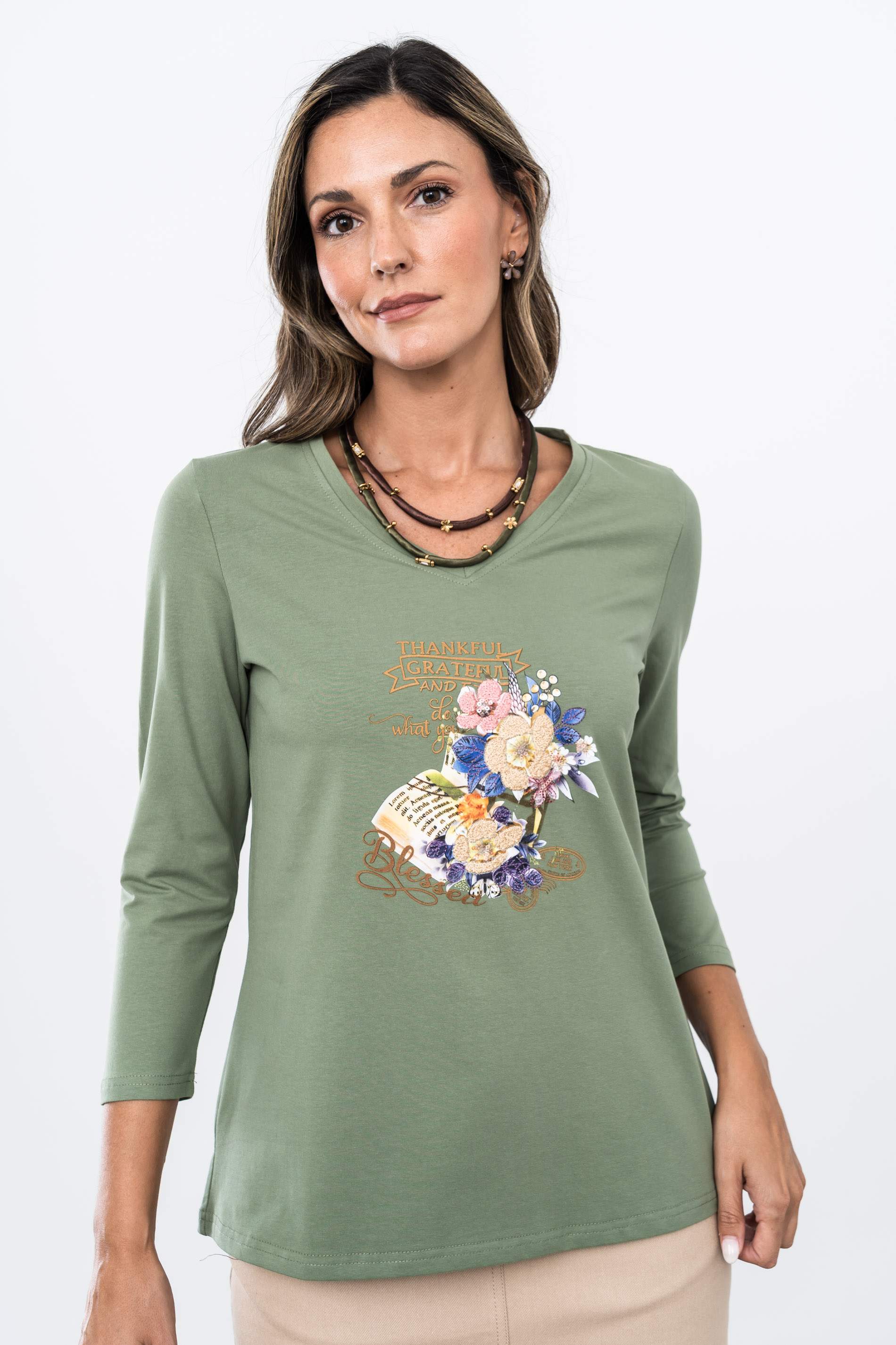 CAMISETA BORDADO CUELLO PICO KAKI