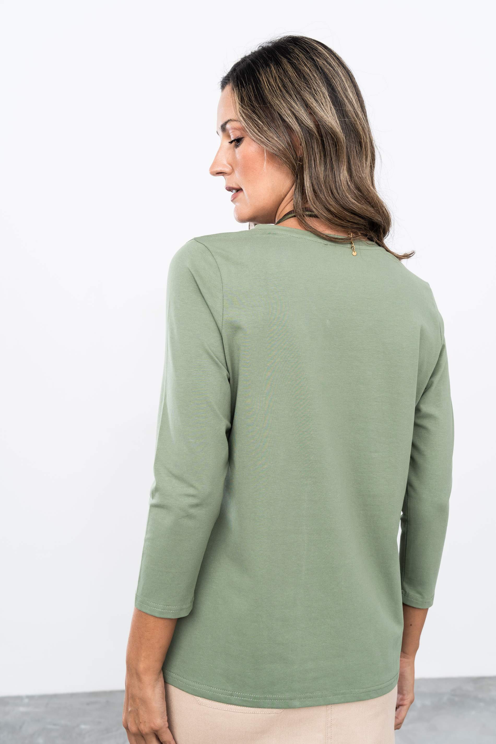 CAMISETA BORDADO CUELLO PICO KAKI