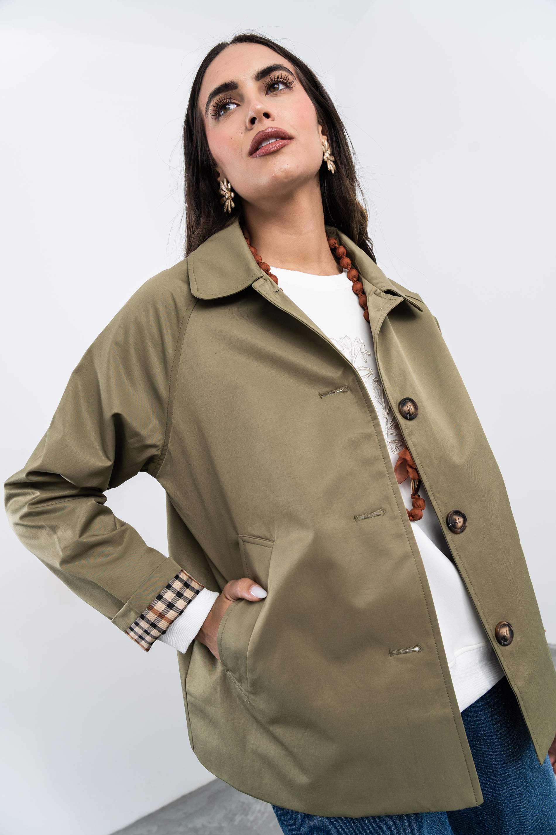 TRENCH EVASÉ BOTONES KAKI