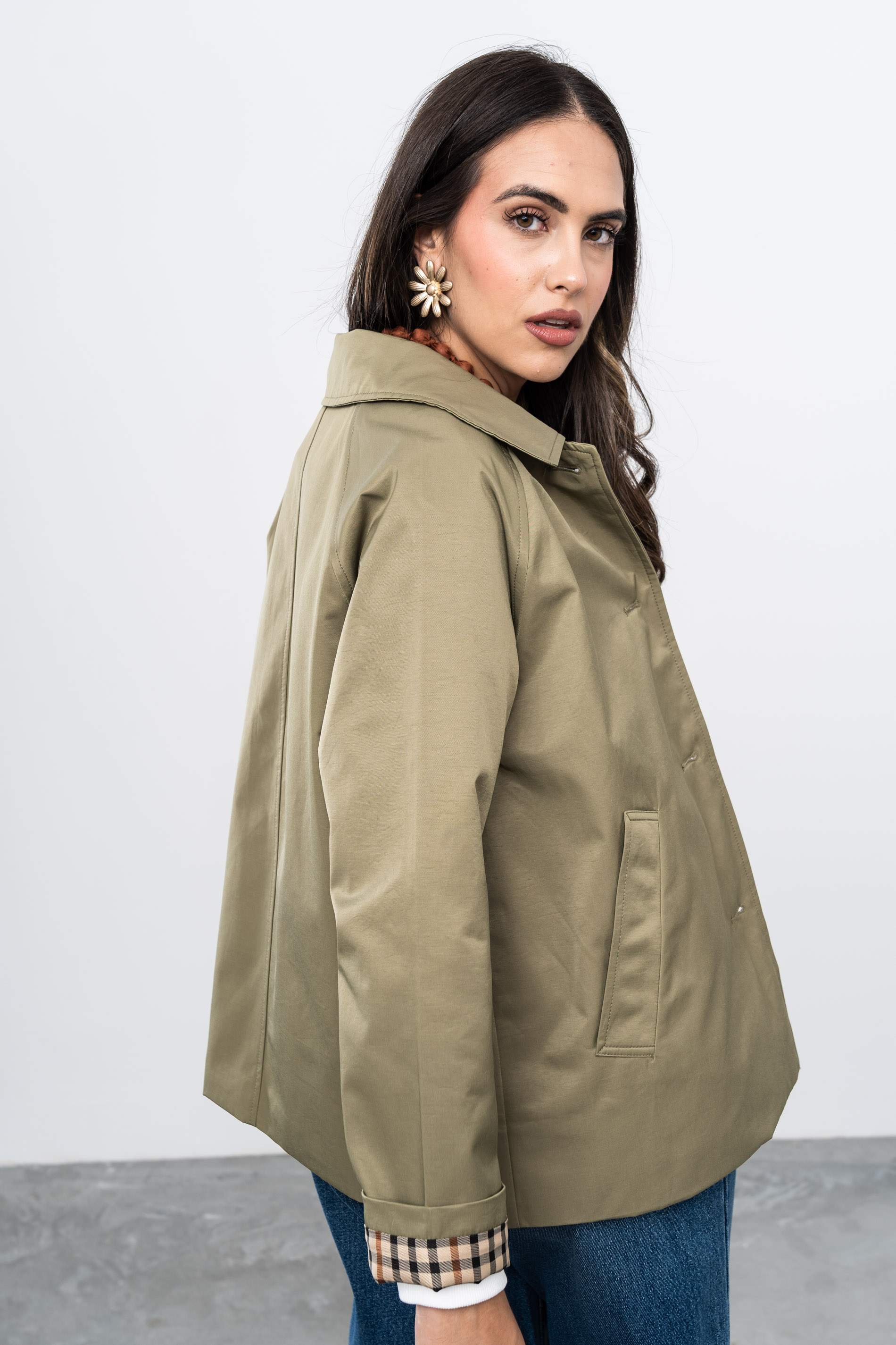 TRENCH EVASÉ BOTONES KAKI