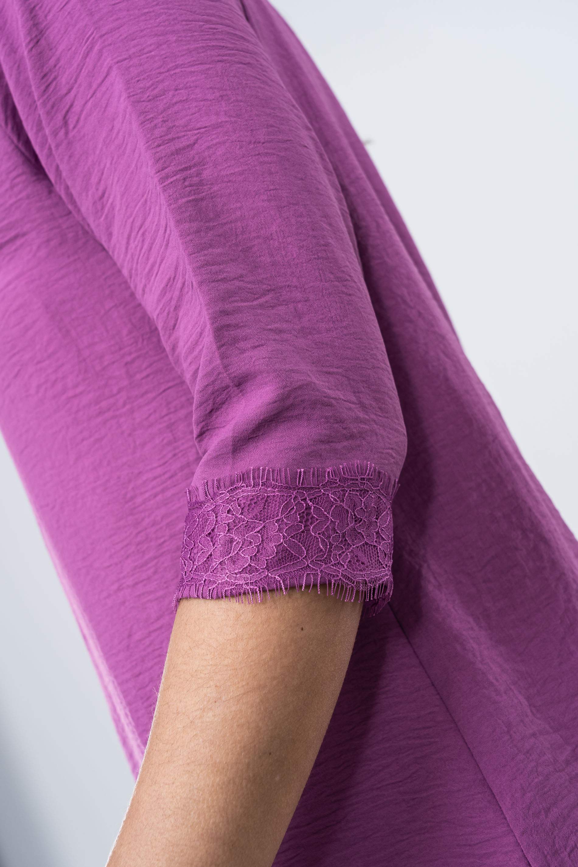BLUSA ENCAJE MANGA FRANCESA MALVA
