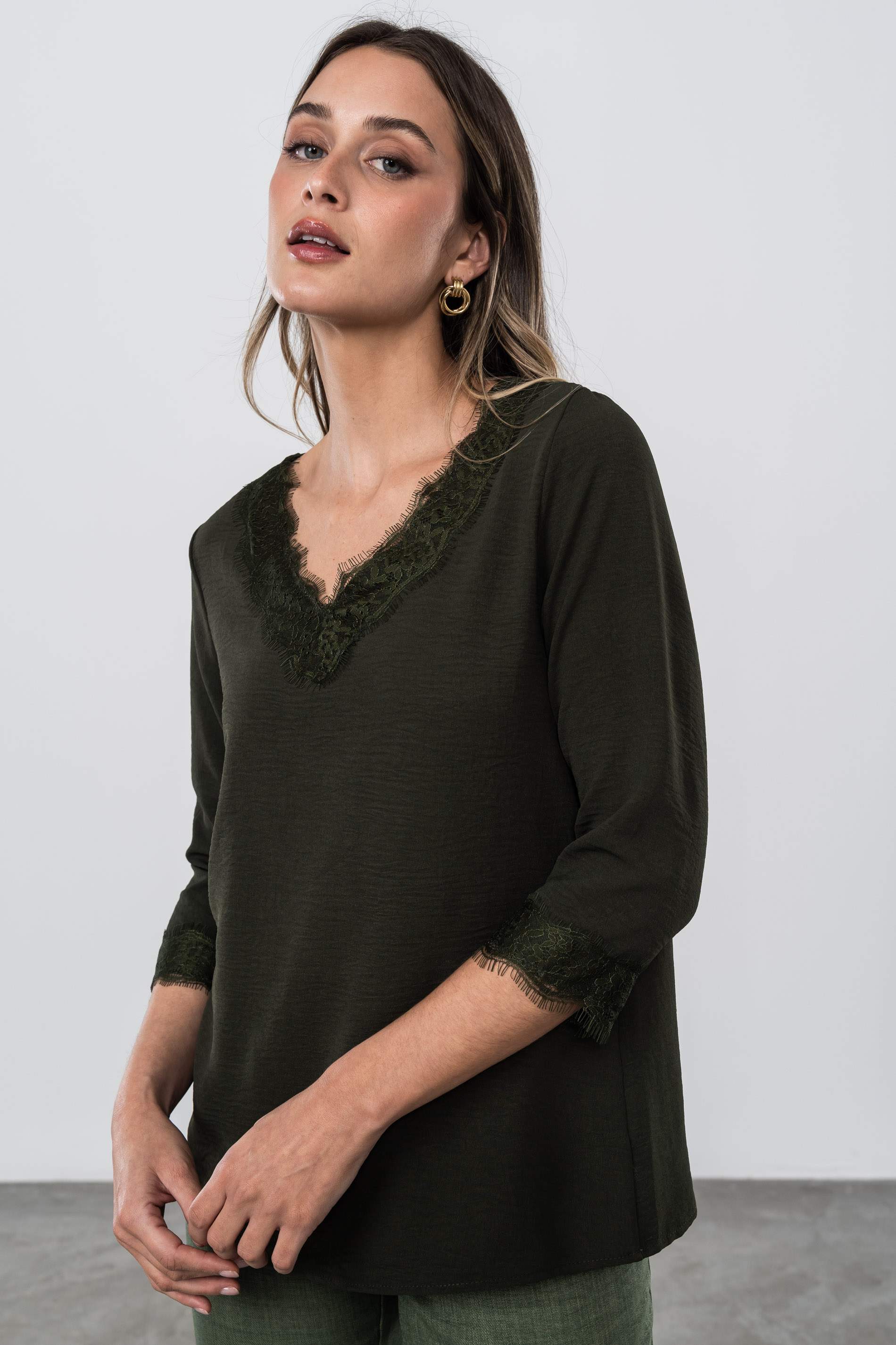 BLUSA ENCAJE MANGA FRANCESA