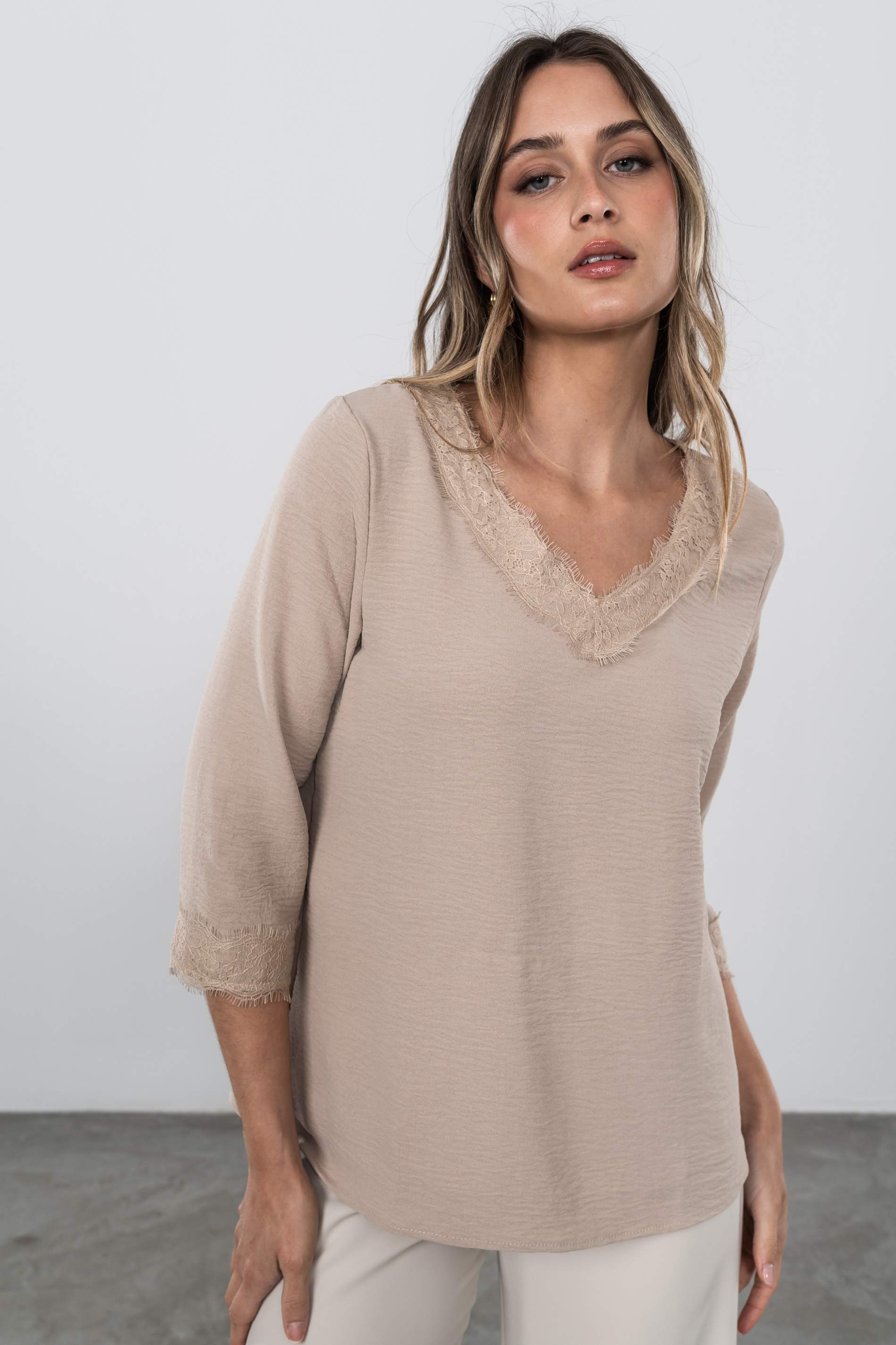 BLUSA ENCAJE MANGA FRANCESA ARENA