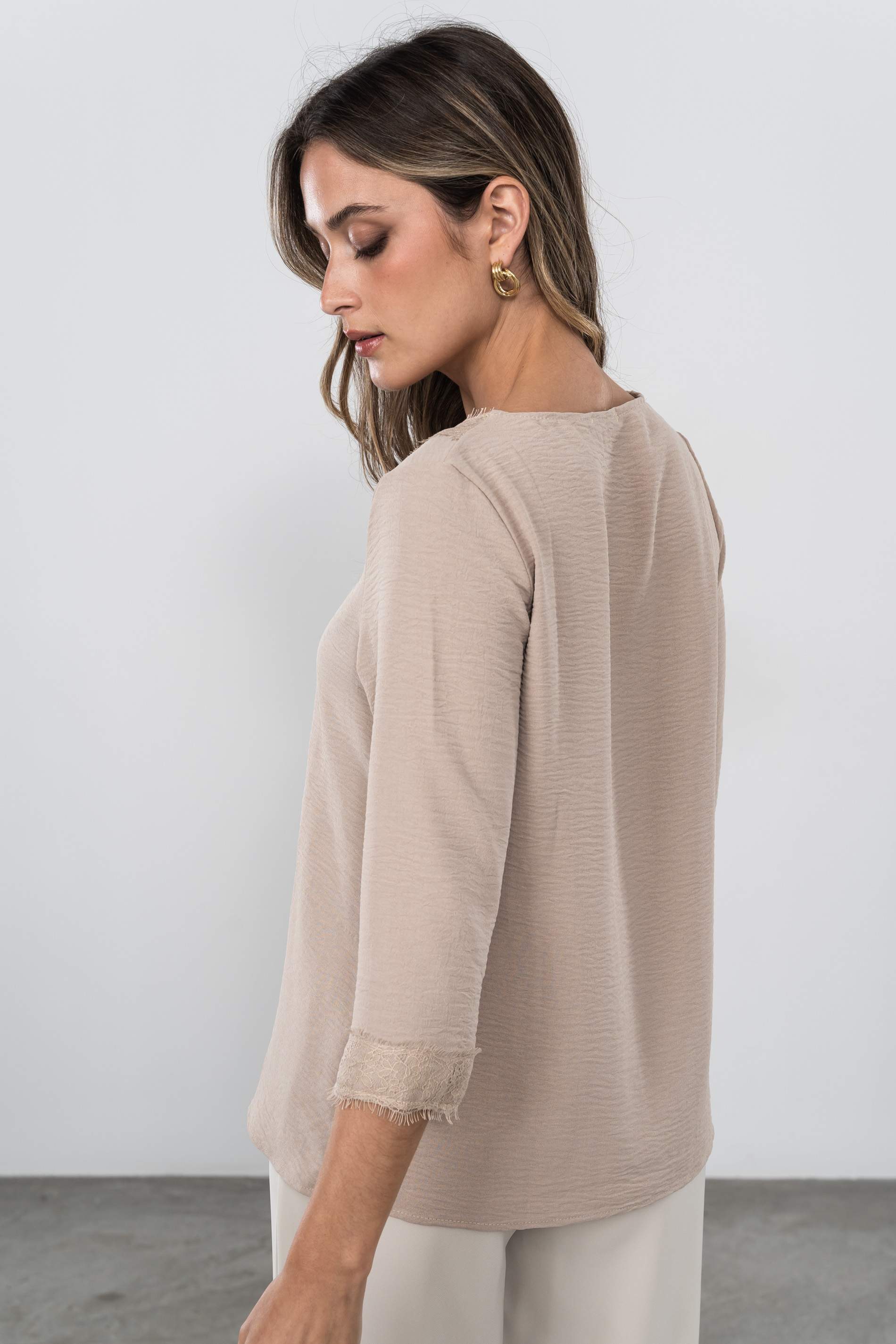 BLUSA ENCAJE MANGA FRANCESA ARENA