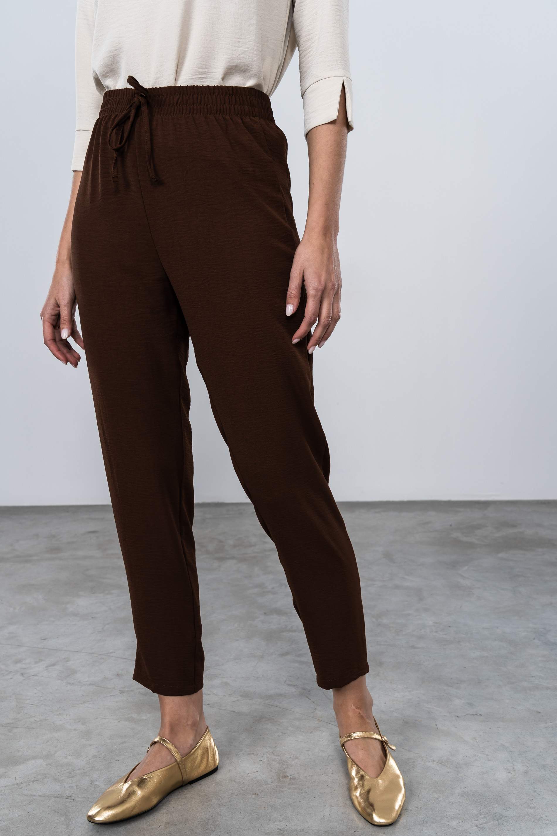 PANTALÓN HOLGADO CORDÓN MARRÓN