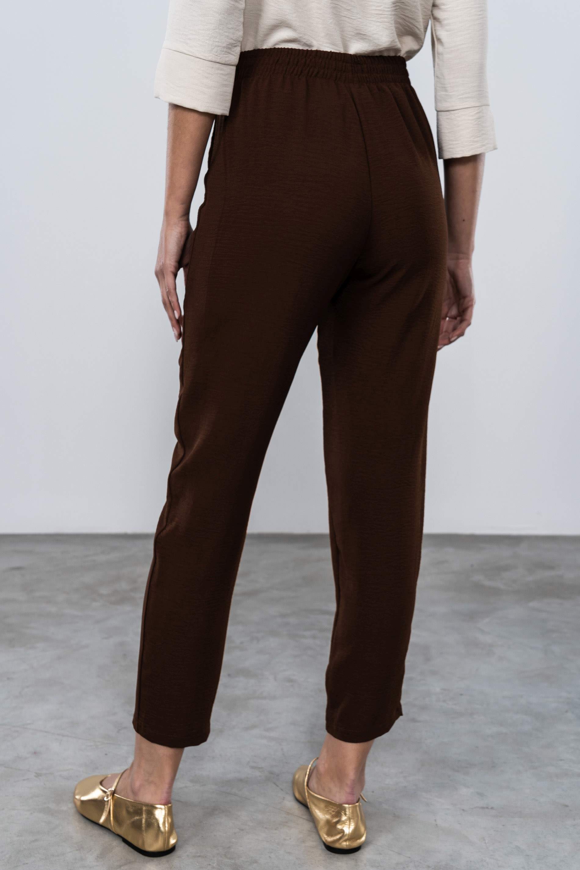 PANTALÓN HOLGADO CORDÓN MARRÓN