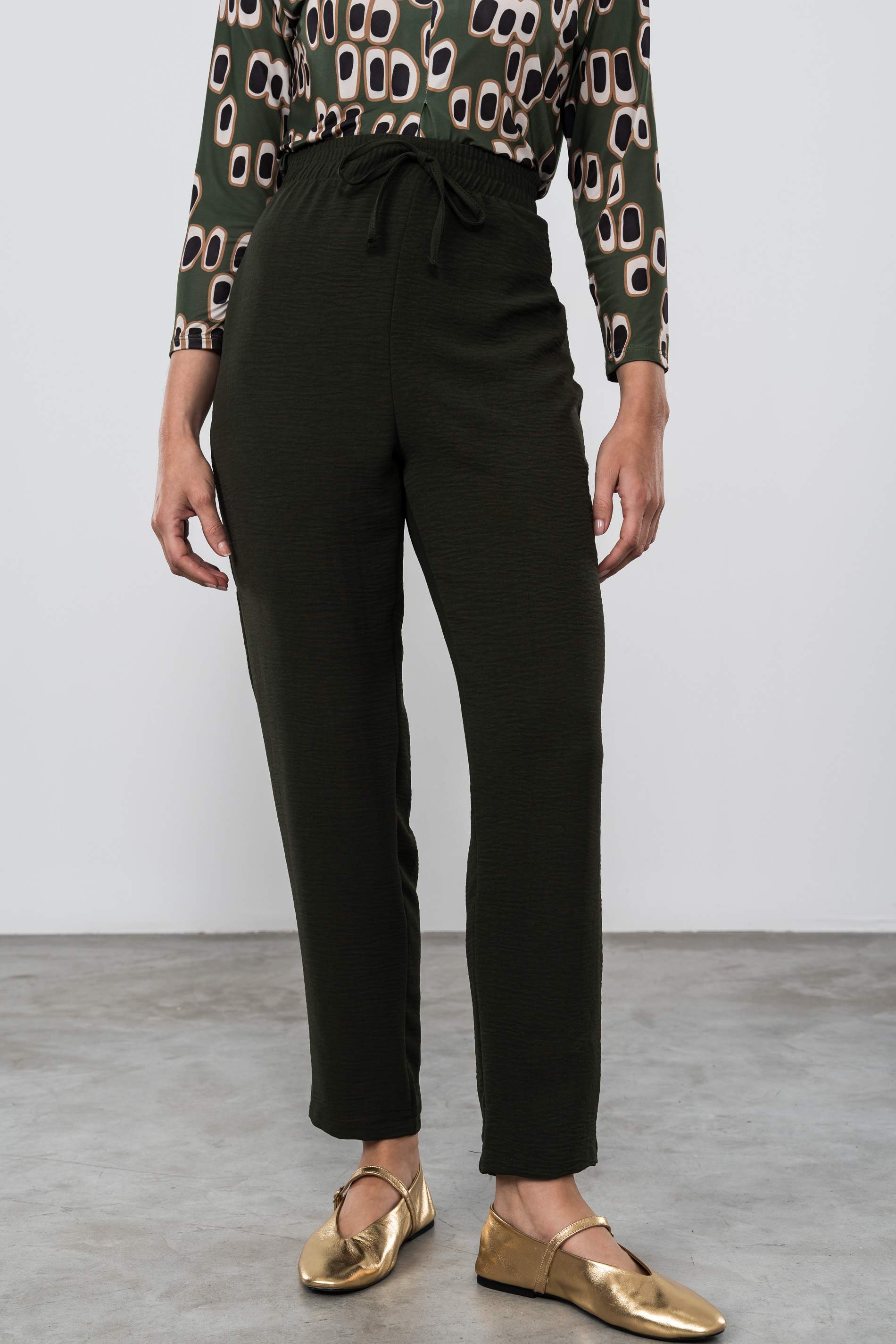 PANTALÓN HOLGADO CORDÓN KAKI