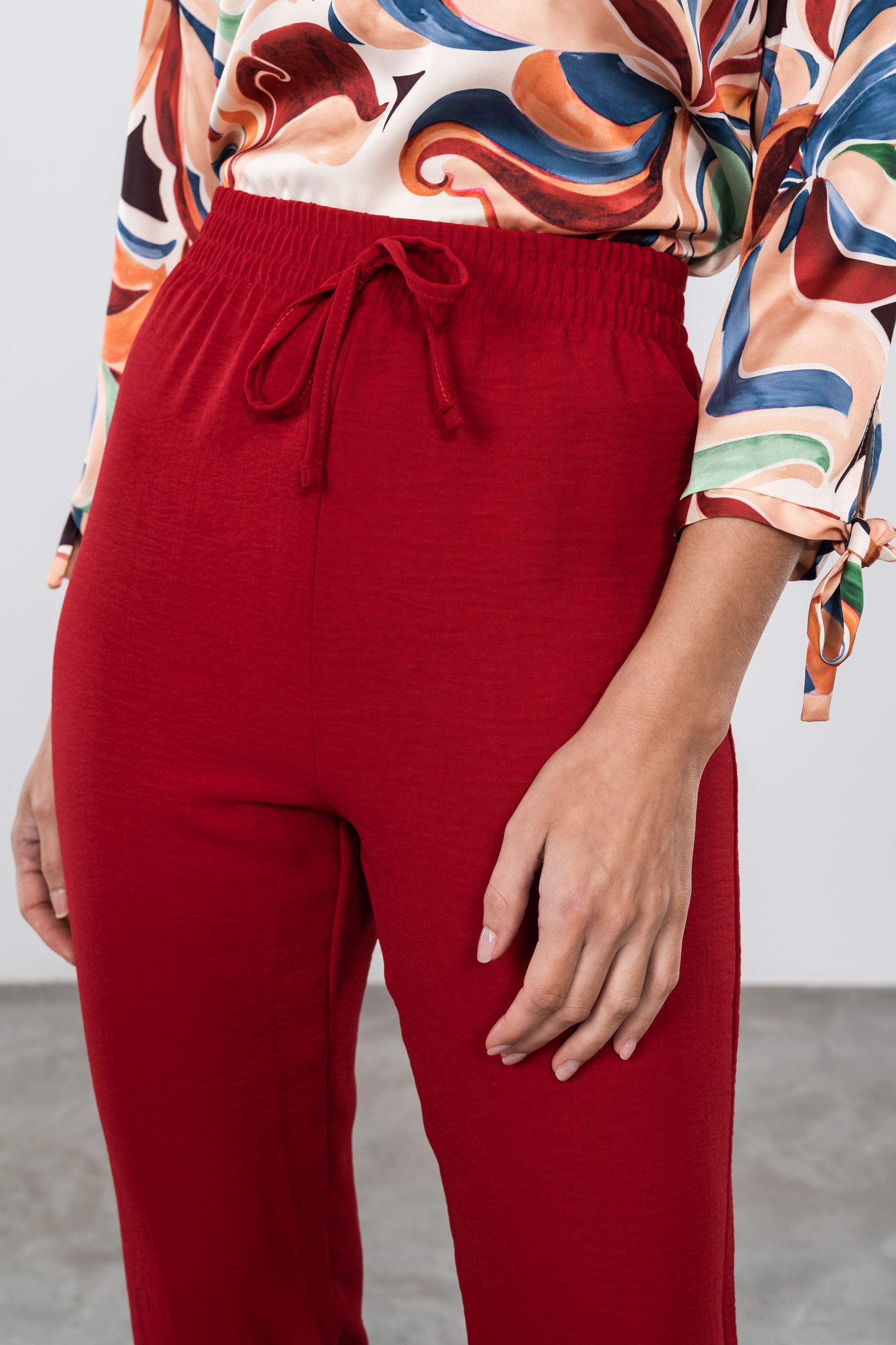 PANTALÓN HOLGADO CORDÓN ROJO